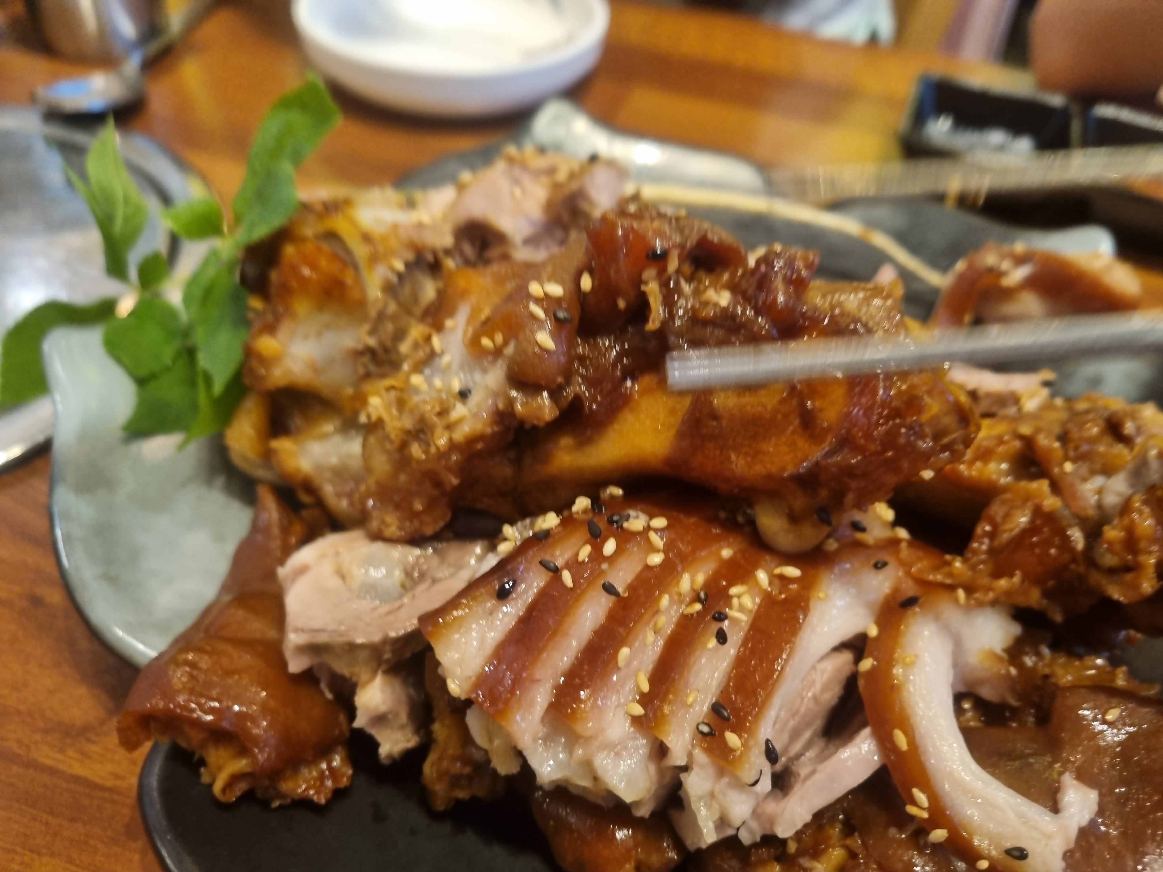 고기가 정말 야들야들 너무 맛있었어요! 족발양념도 짜지 않고 담백한 맛이어서 아이들과 함께