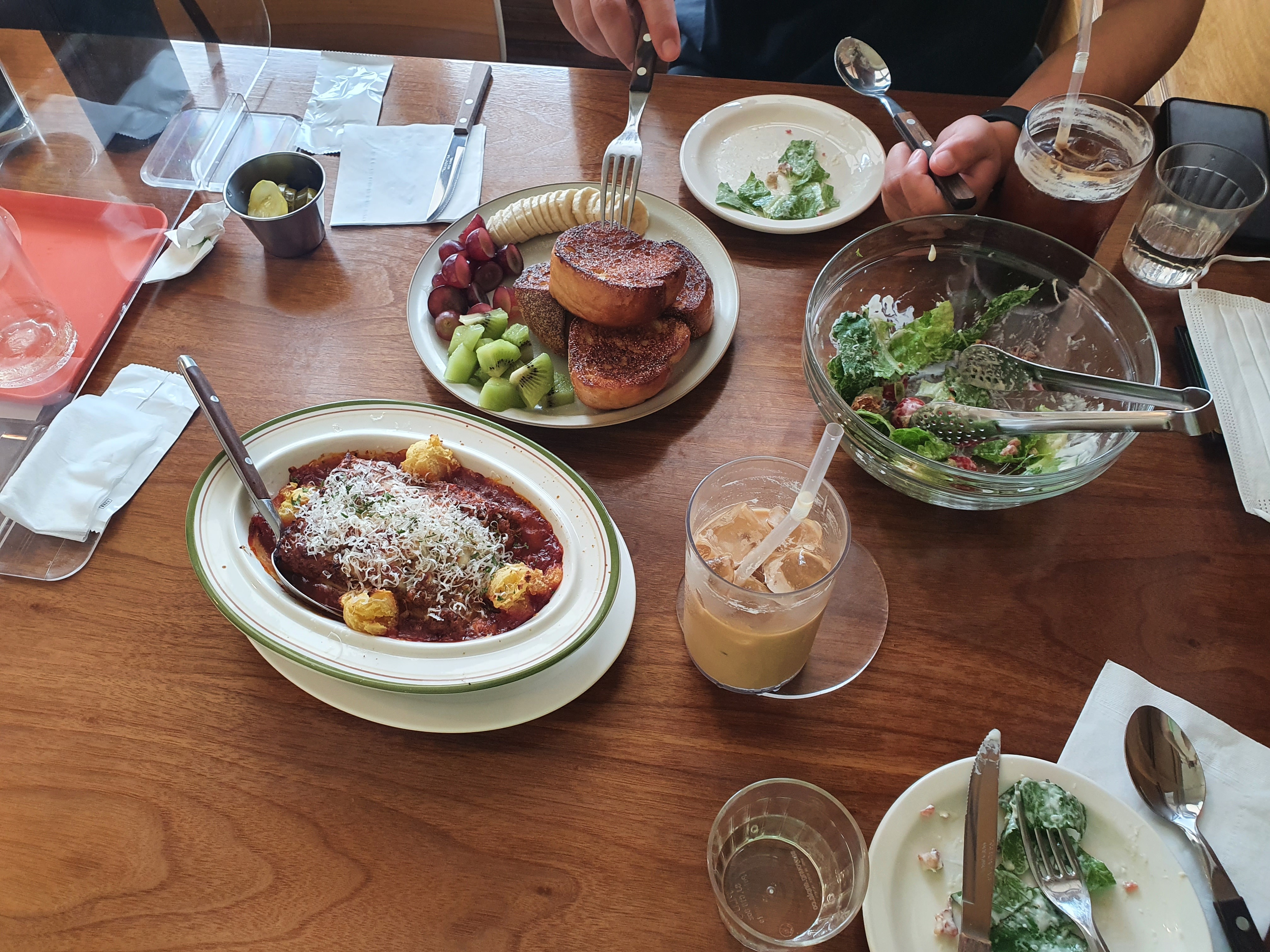 음식은 맛있고, 커피메뉴 할인해주시는점 좋았습니다. 다만, 식사뒤 테이블위 모든 컵과 접