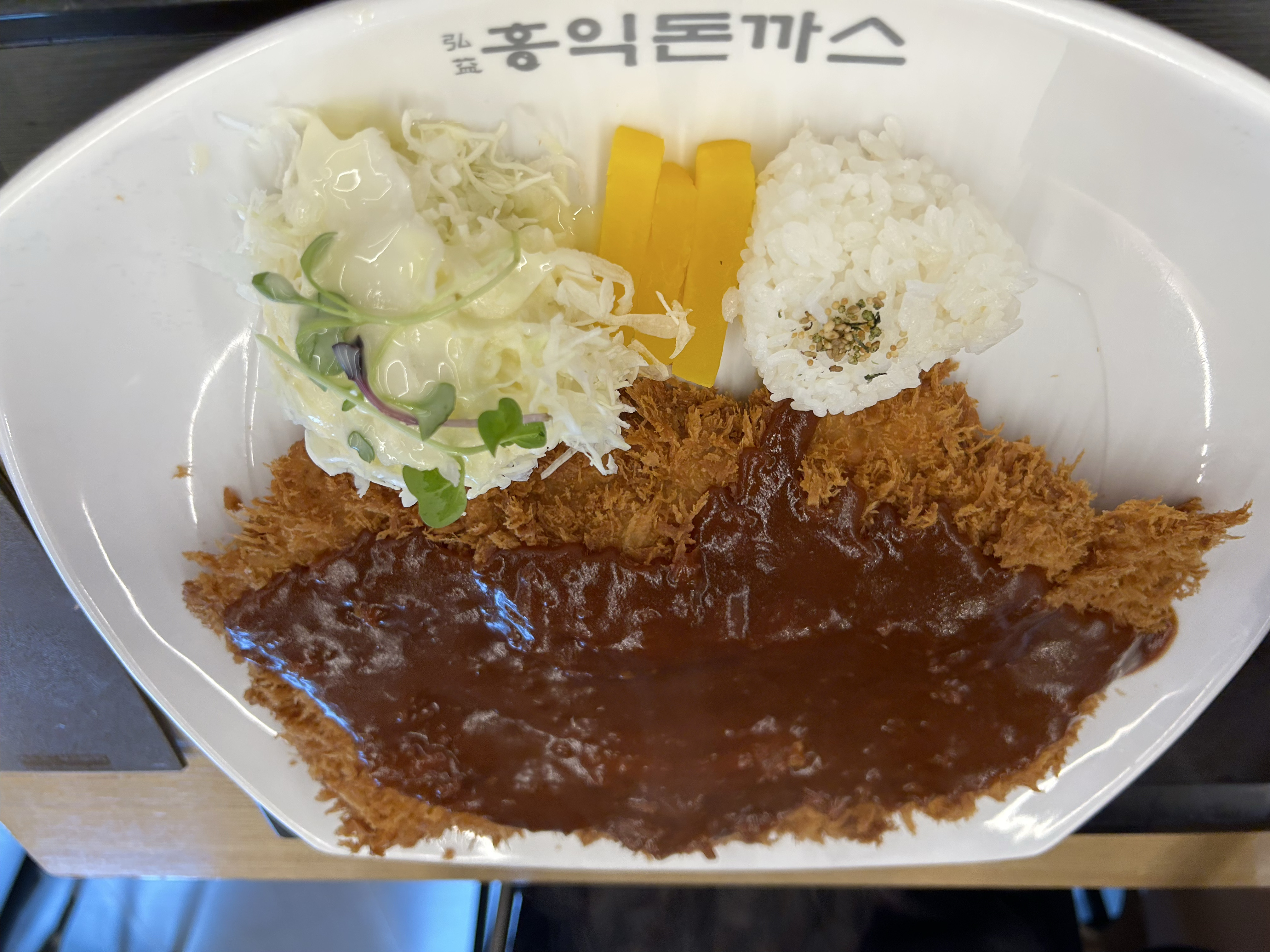 식당 내부가 넓고 깨끗해요. - 내포 맛집 홍익돈까스 홍성내포점