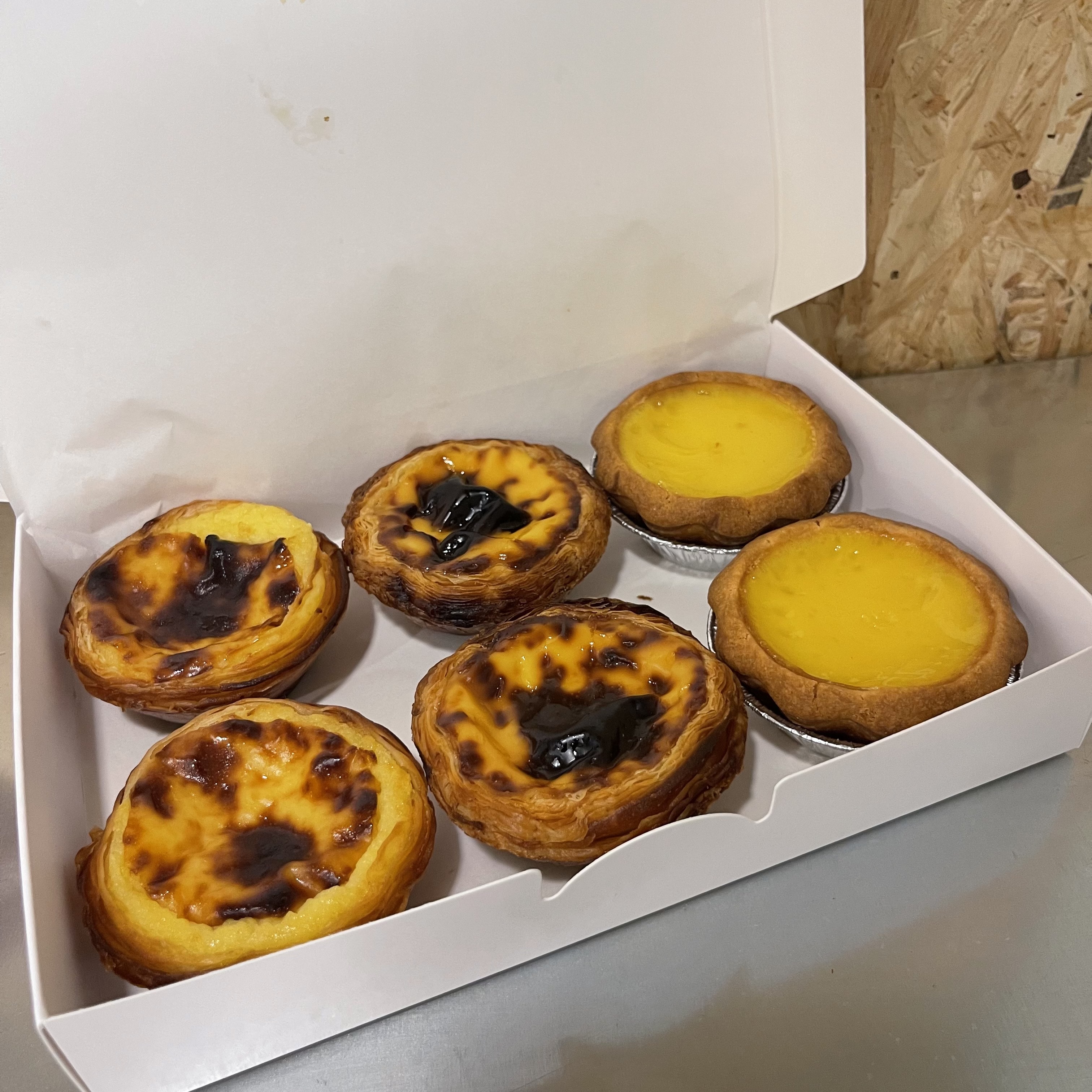 홀에서 먹어보고 너무 맛있어서 바로 포장했어요. 망원동에서 이런 전통 에그타르트를 맛 볼