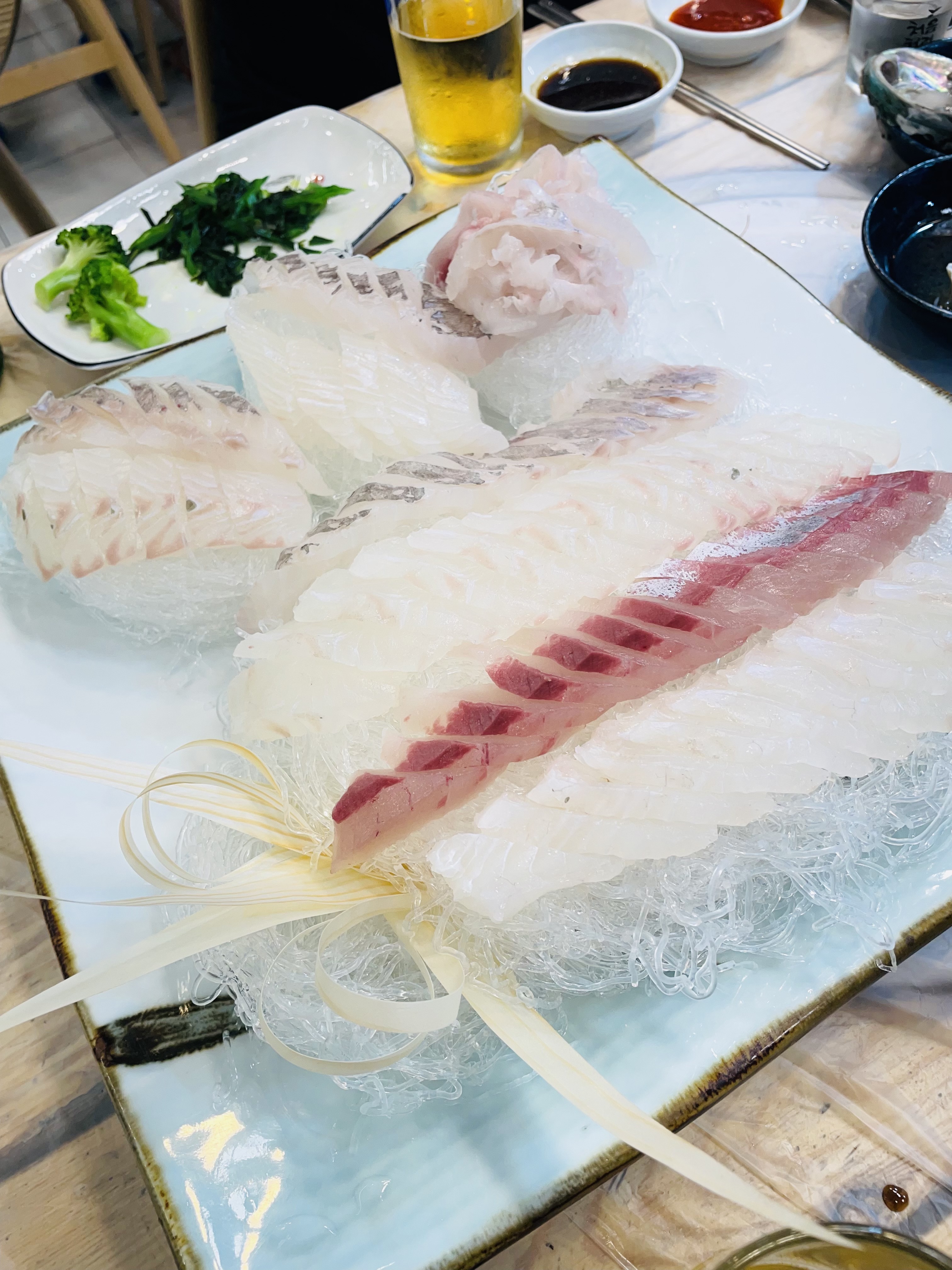 경포 해변가에 있는 횟집 비싼건 알고 들어왔으니 넘어가고, 남자 사장님이 정말 친절하셨습니