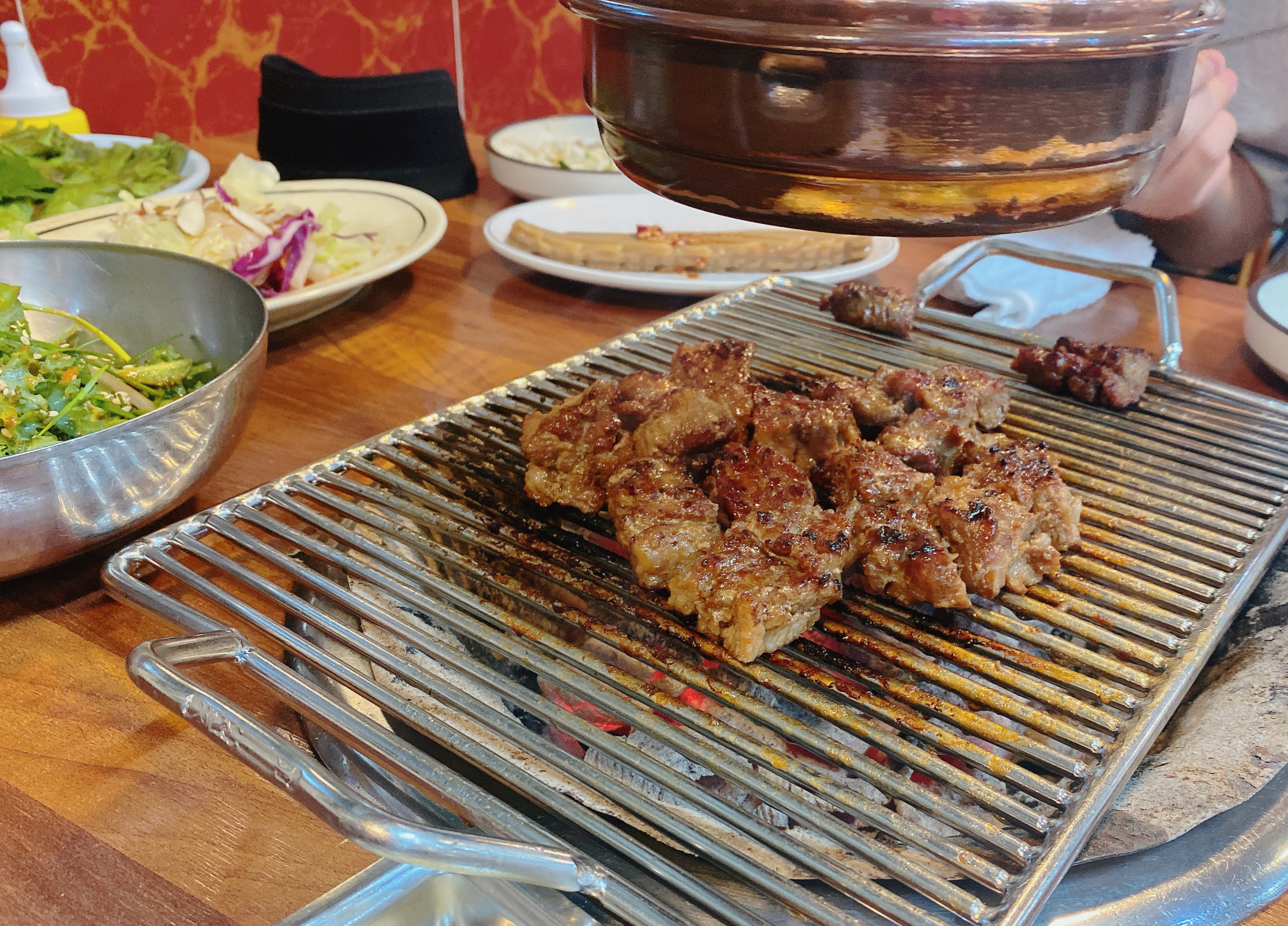 초벌구이를 해서 나오니 고기 굽기가 편하고 수입이었지만 양념갈비가 맛있었어요~ 또 신발을