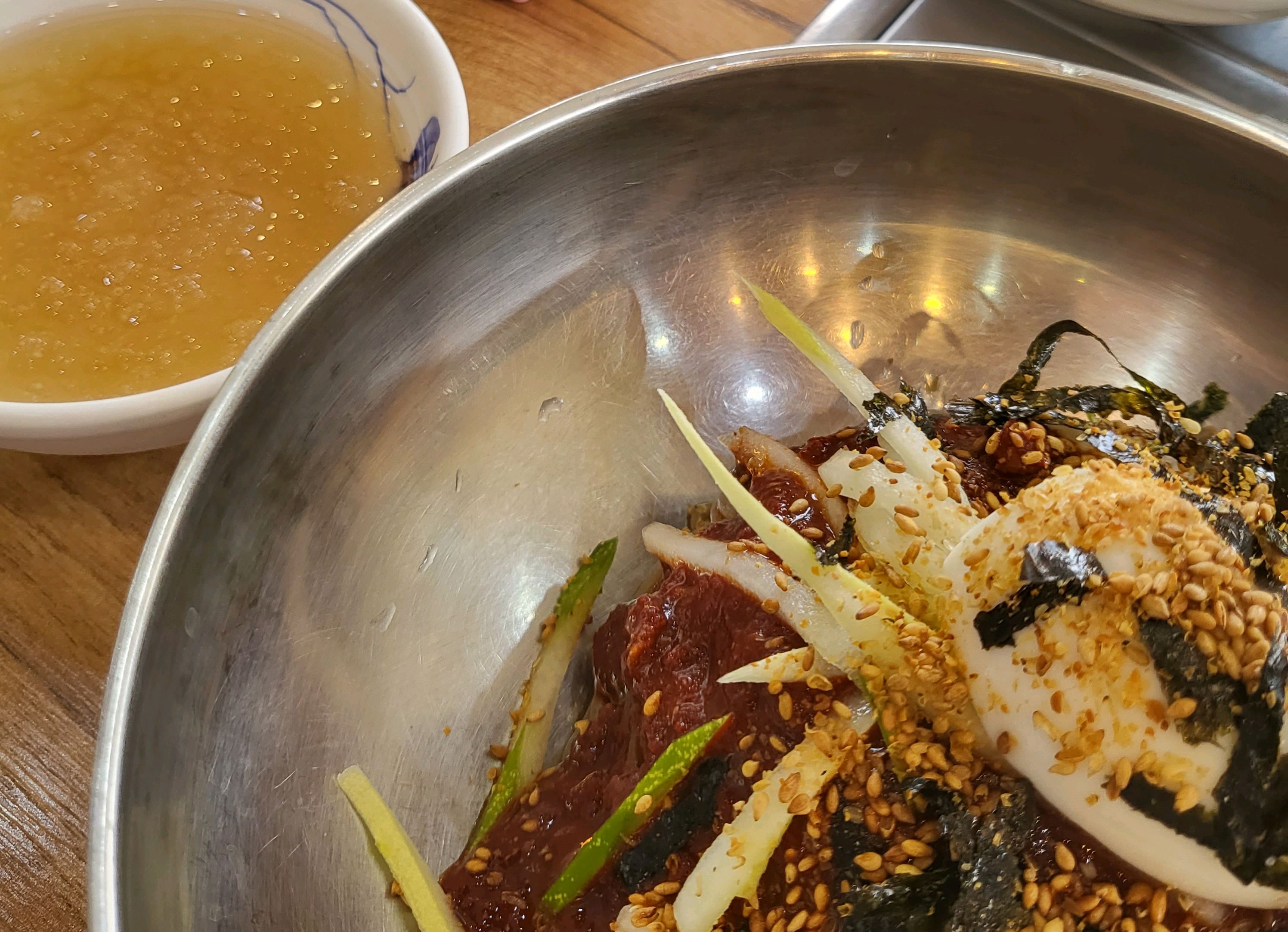리뷰보고 방문해봤는데 생각보다 별로였어요일반 반찬 재사용하시더라구요 거기서부터 별로였어요