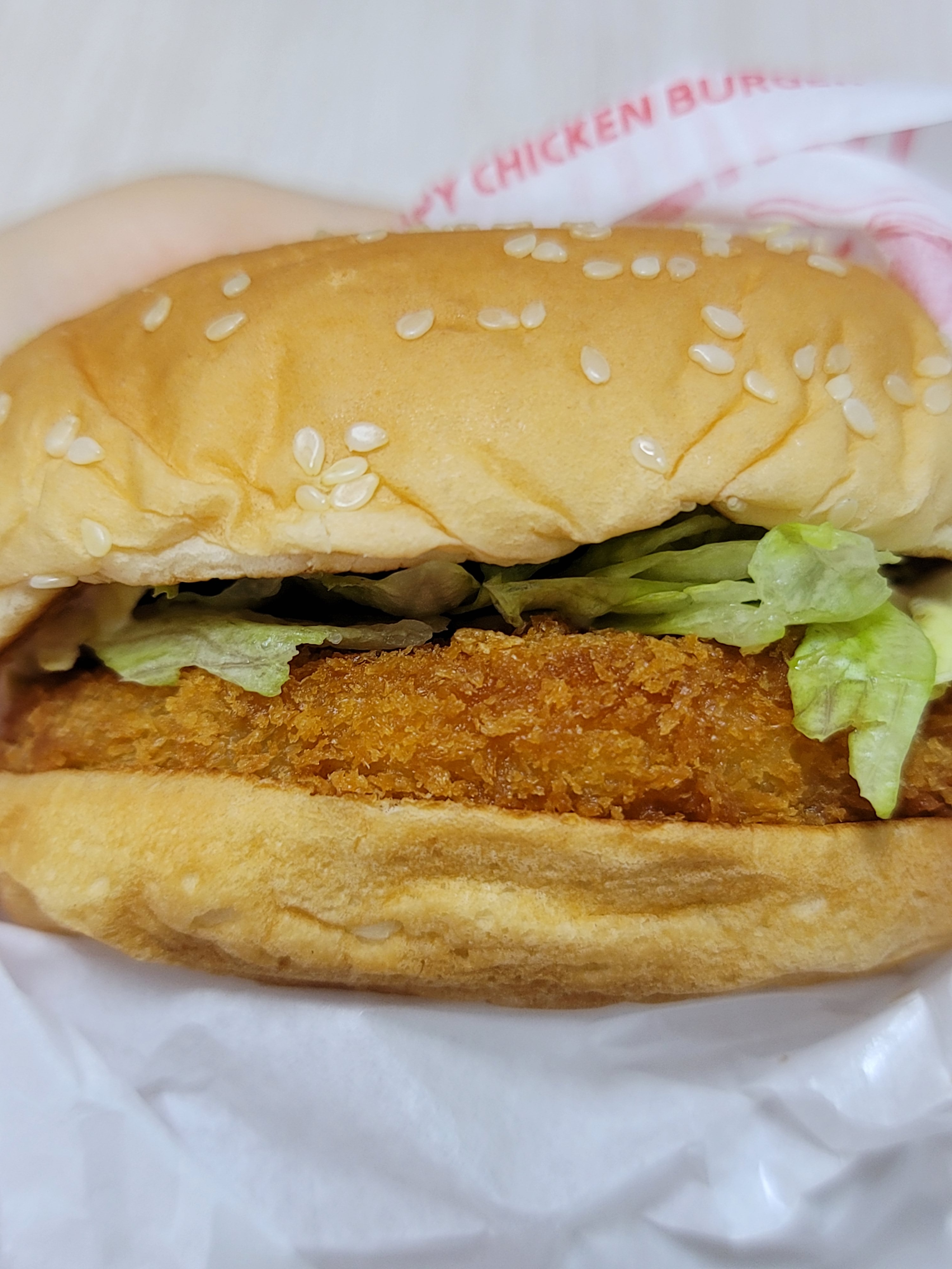 새우버거가 맛있어요. 근데 평일 저녁에도 사람이 많아서 꽤 오래 기다렸네요. 직원분들 엄청