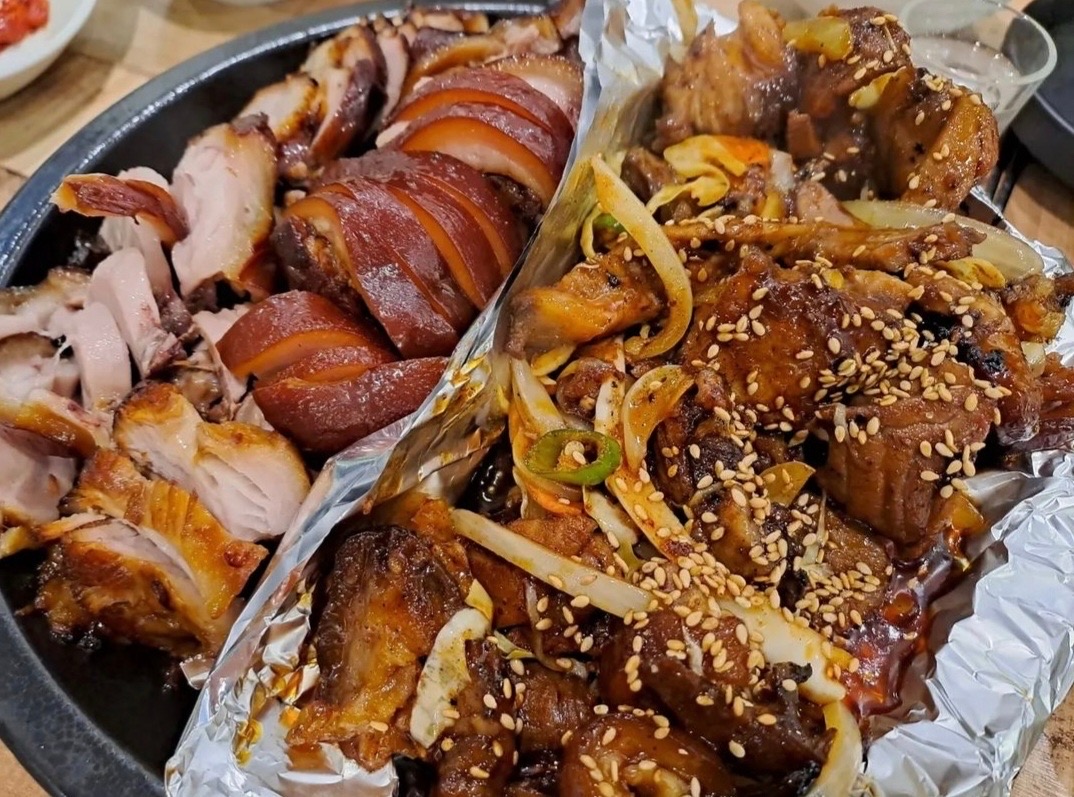 매번가는 족발집이에요!! 족발 양념이 진짜 찐하게 베여서 맛있어용ㅎㅎ 가격도 저렴하고 양도