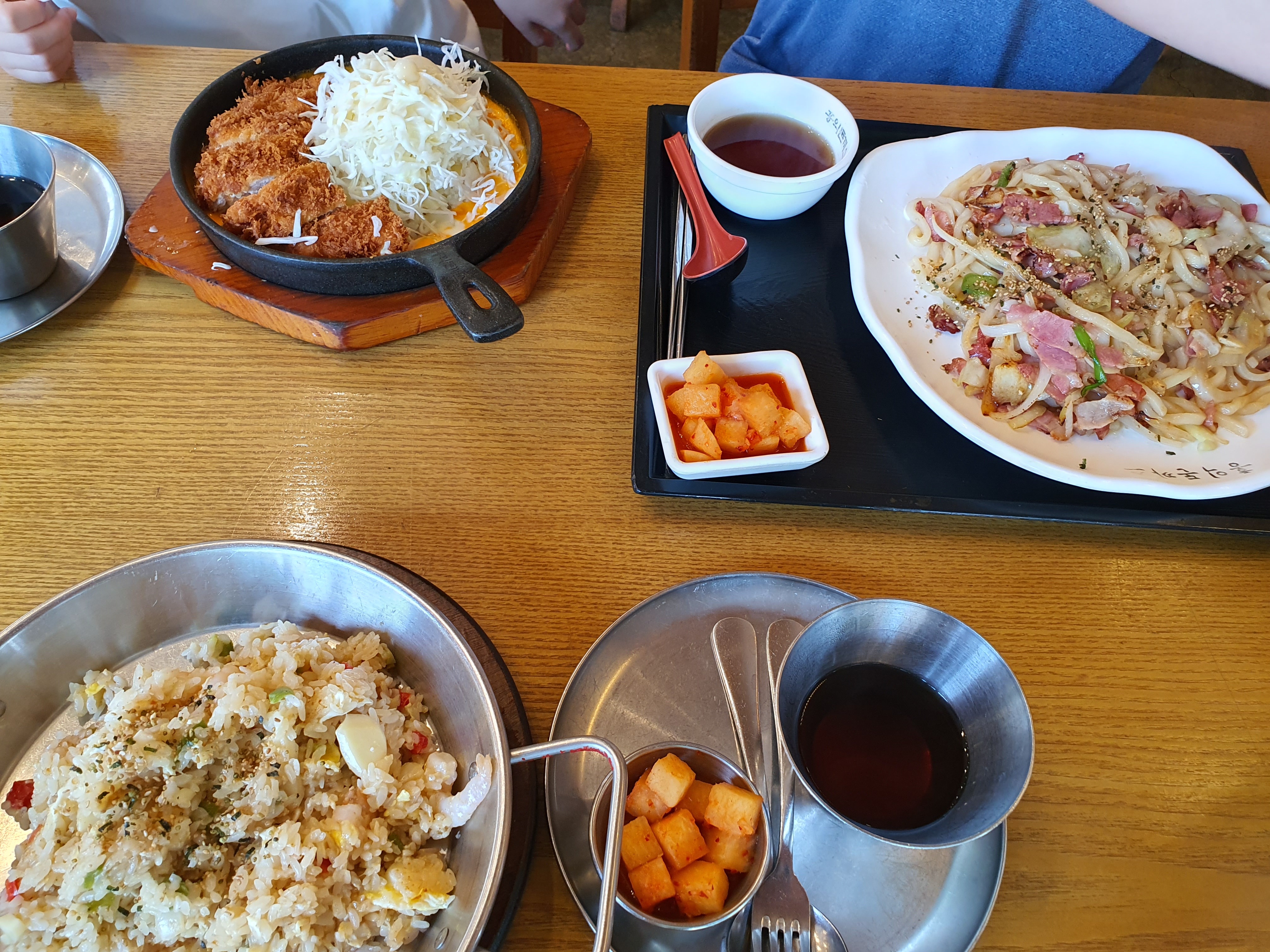 돈까스와 볶음우동은 맛있었어요~~ 근데 새우볶음밥은 볶다가 만건지 마늘은 덜익어 매운맛
