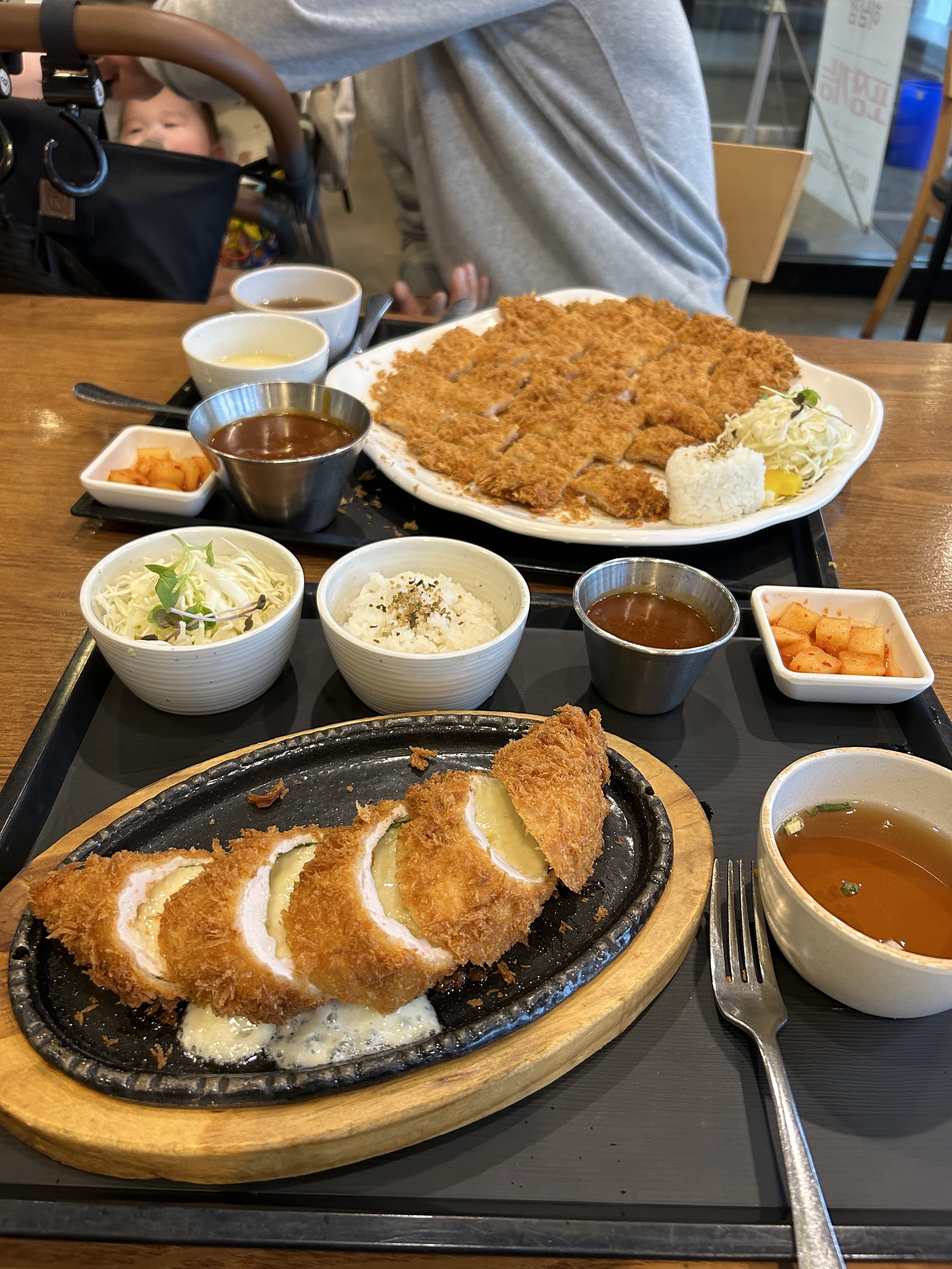 가깝다면 정말 자주 갔을텐데 ㅋㅋ 그게 넘 아쉬워요!ㅋ 저는 홍돈 소스가 가끔씩 생각나서