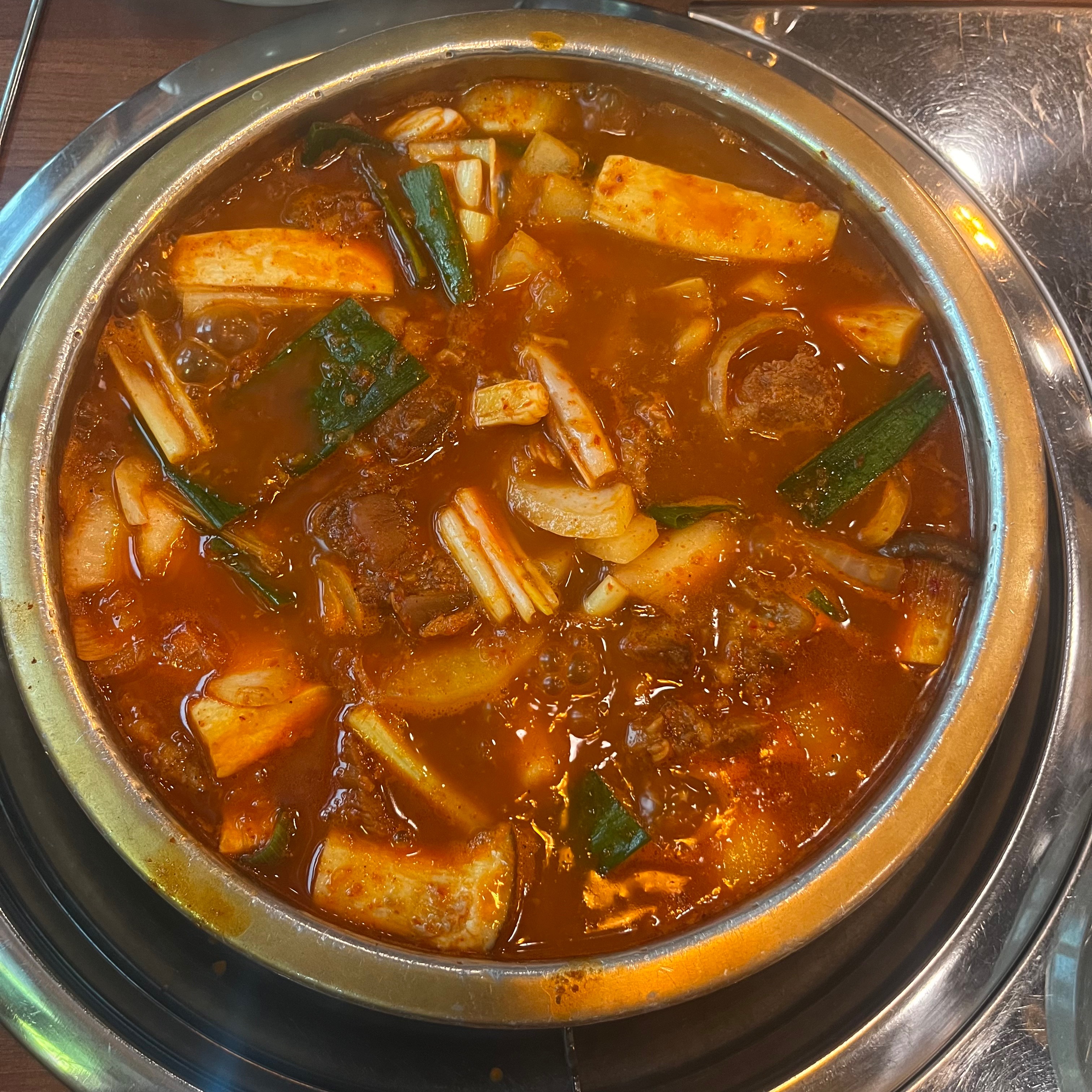 매운걸 잘 못먹어서 순한맛 먹었어요~ 하나두 안맵고 라사리는 먹다가 추가 가능하시다고 하셔