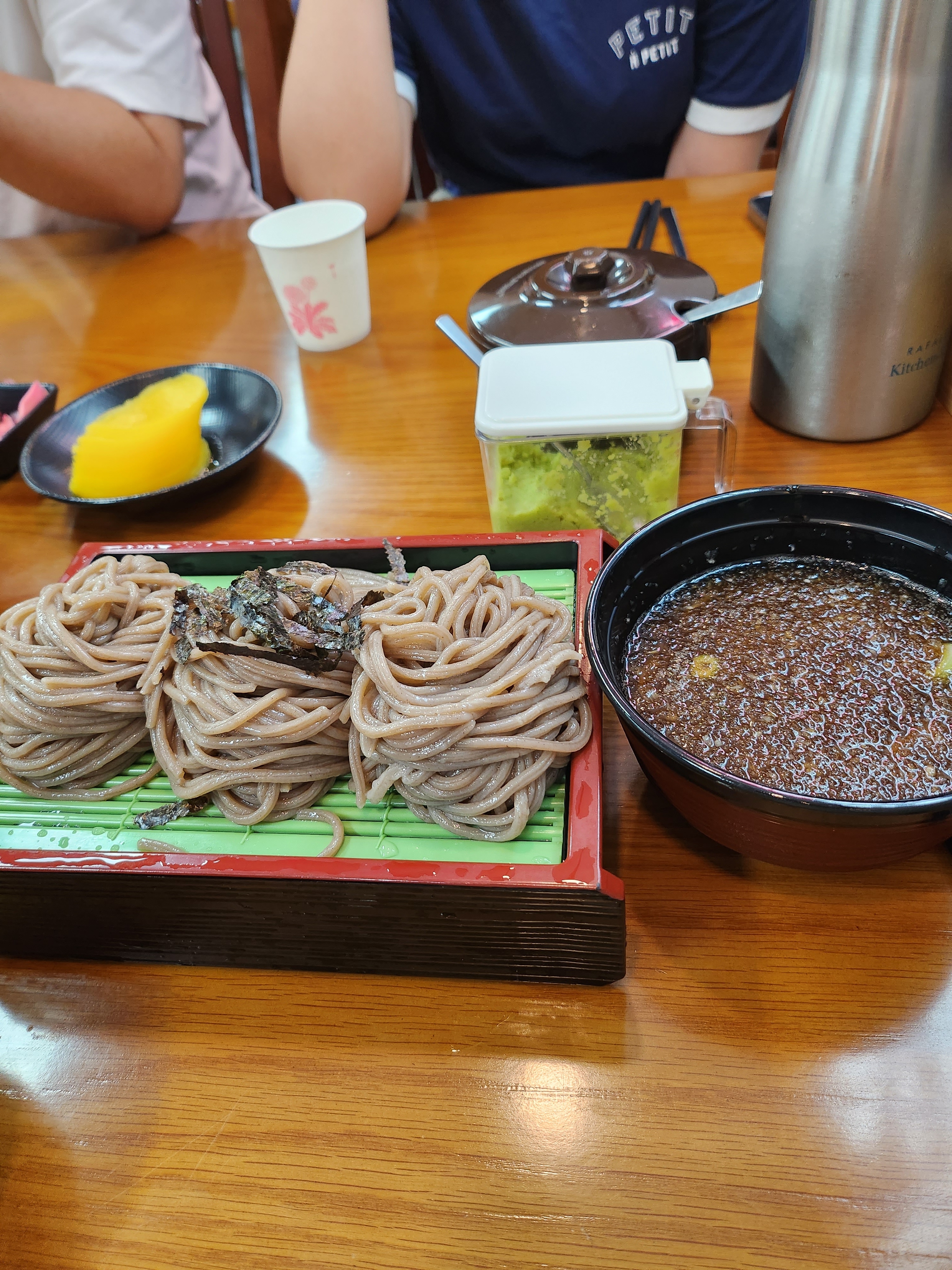 날씨가 더워 소바 먹었는데 너무 시원하고 맛있어요 양도 많고 돈까스도 부드럽고 맛있어요 주