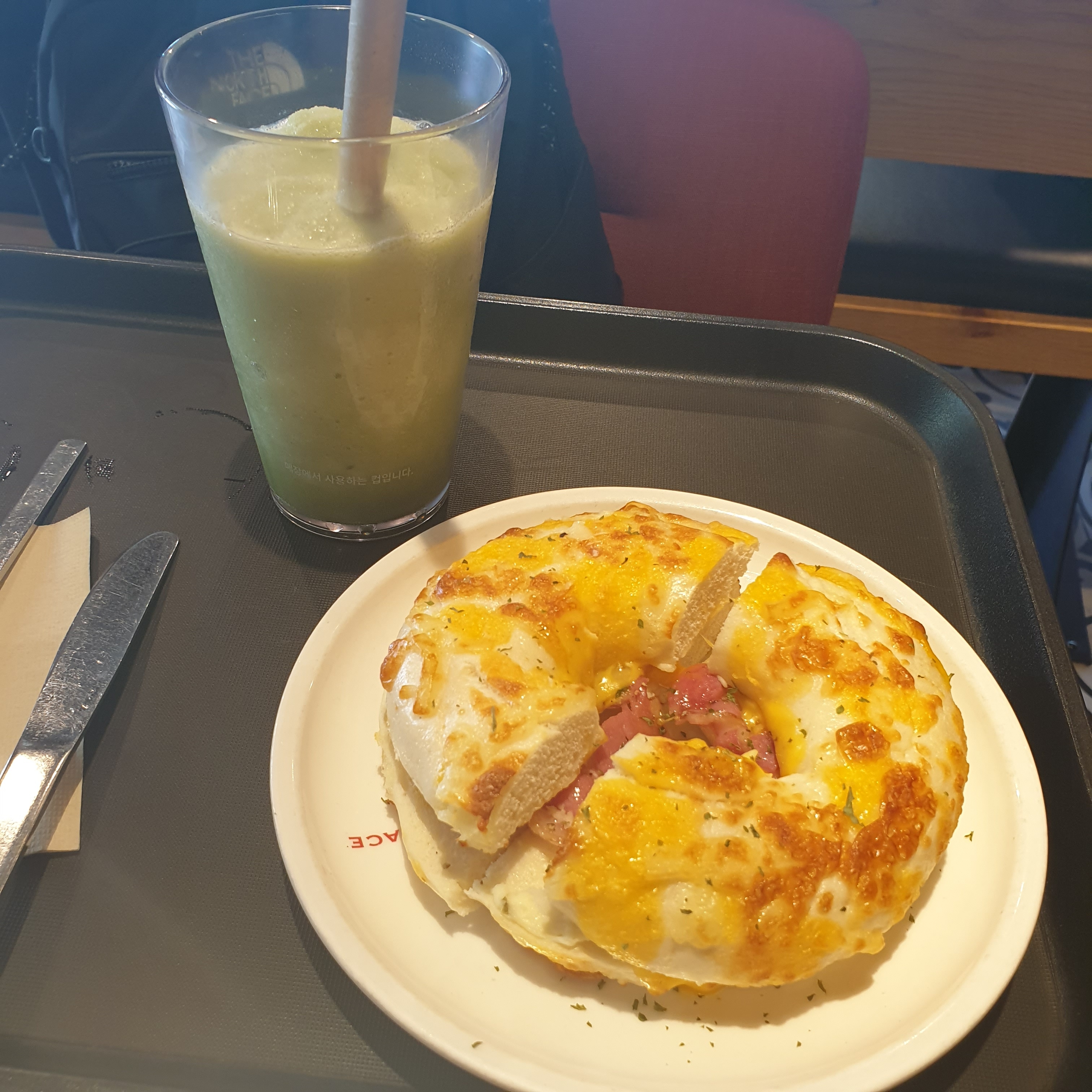 제주말차뭐시기랑 치즈베이컨베이글? 그거 시켰는데 - 권선동 맛집 투썸플레이스 수원아이파크시티점