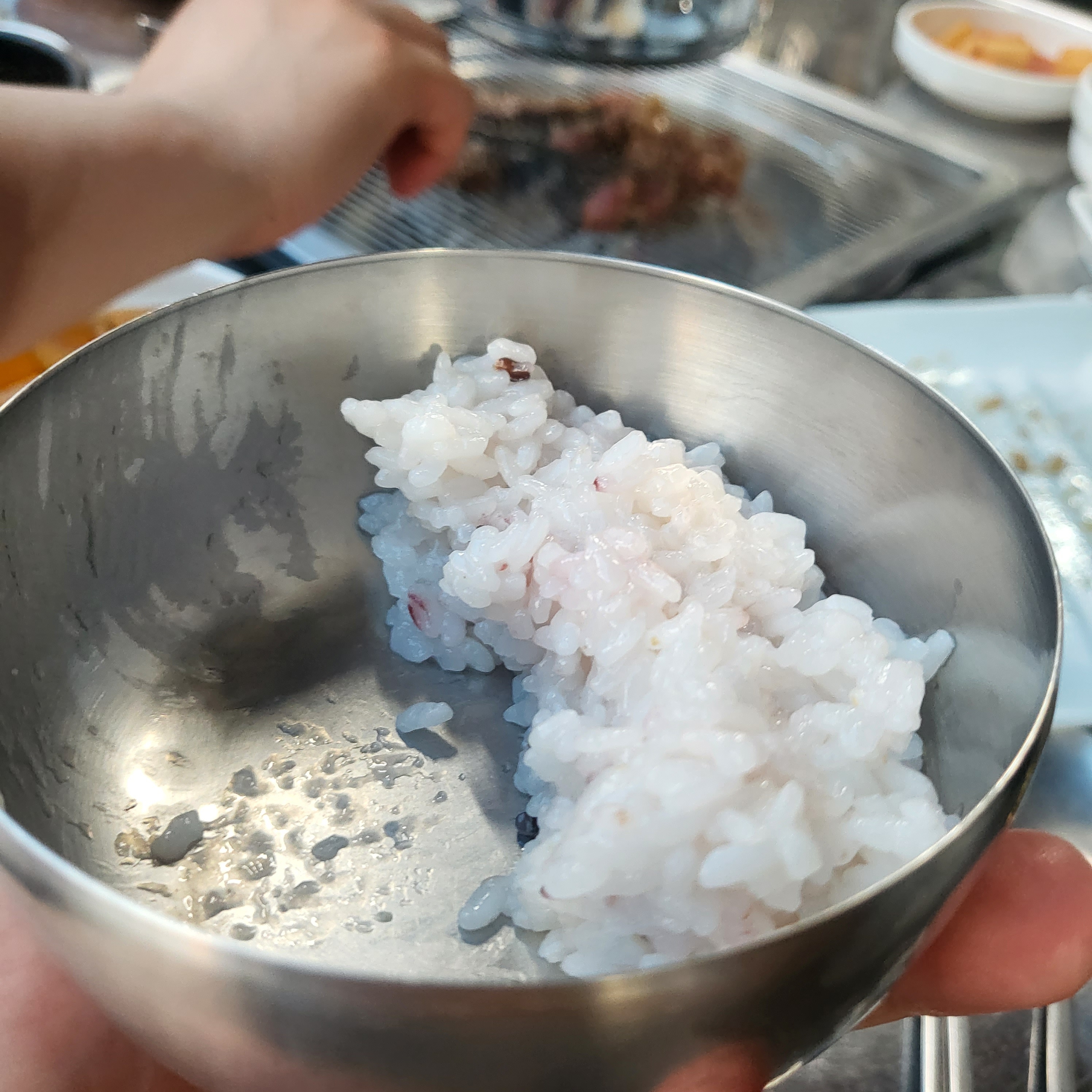 동행인이 8번정도 방문했던 고깃집임. 일단 개더움 안에는 그나마 시원한데 예약없으면서 있다