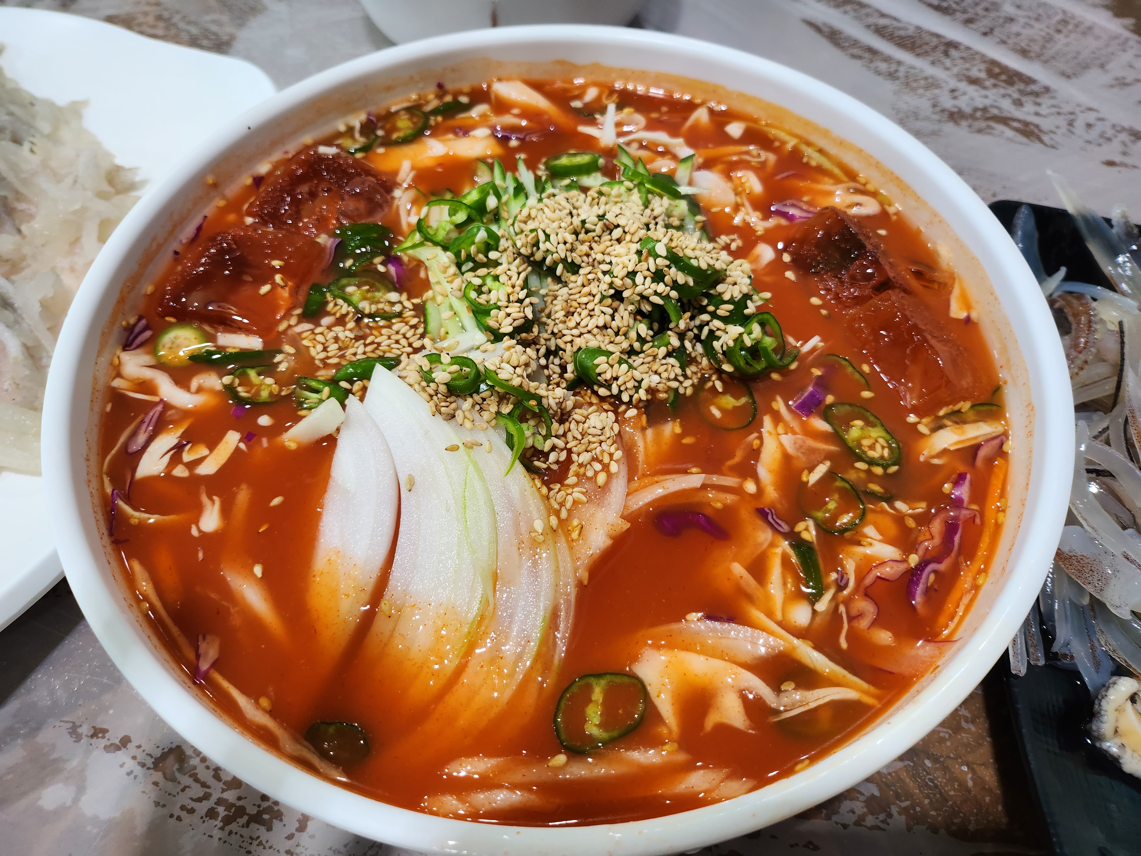 싱싱한 횟감은 좋으나 육수가 시원하지 않고 각얼음만 넣어져 있어 대부분 맛있다는데 살얼음