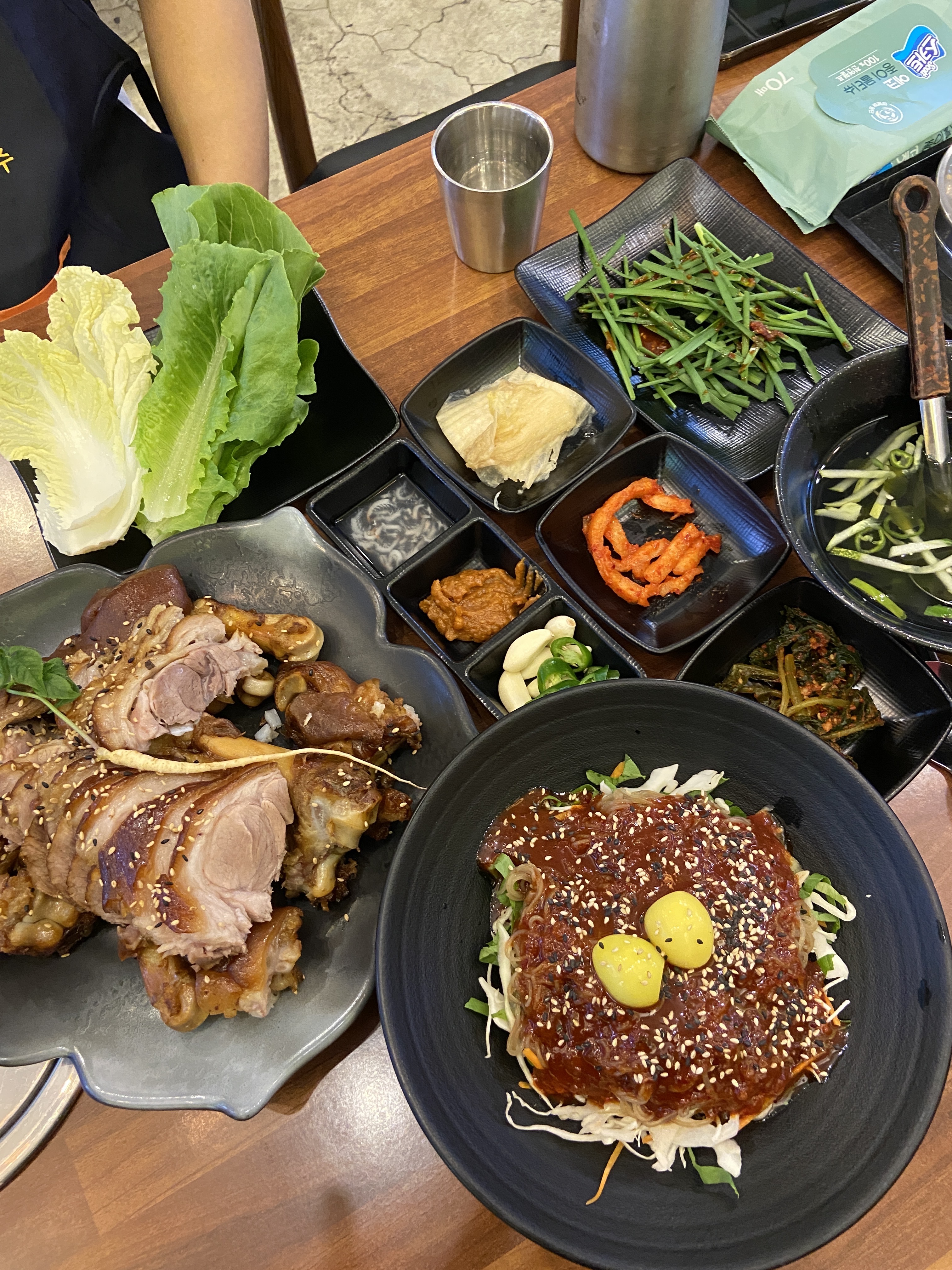 이렇게 깔끔하고 위생적인 족발집은 처음인듯해요. - 불당동 맛집 지구대표시래기해장국&족발 불당동본점