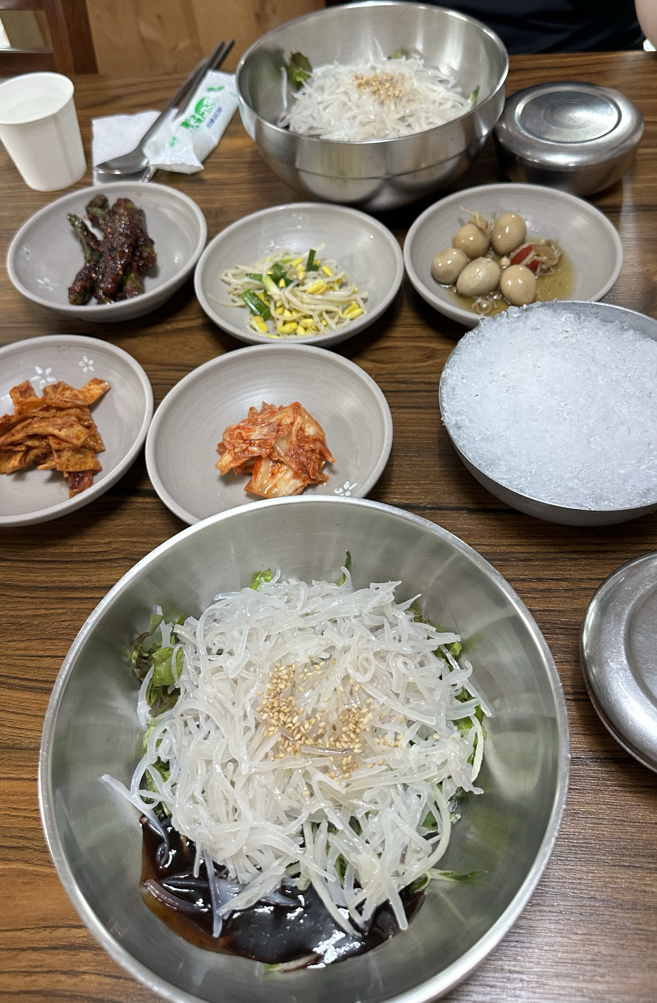 오징어 물회 보통으로 시켰습니다. 밥은 기본 나오구요. 얼음이랑 초장을 넣고 비벼먹는 건데