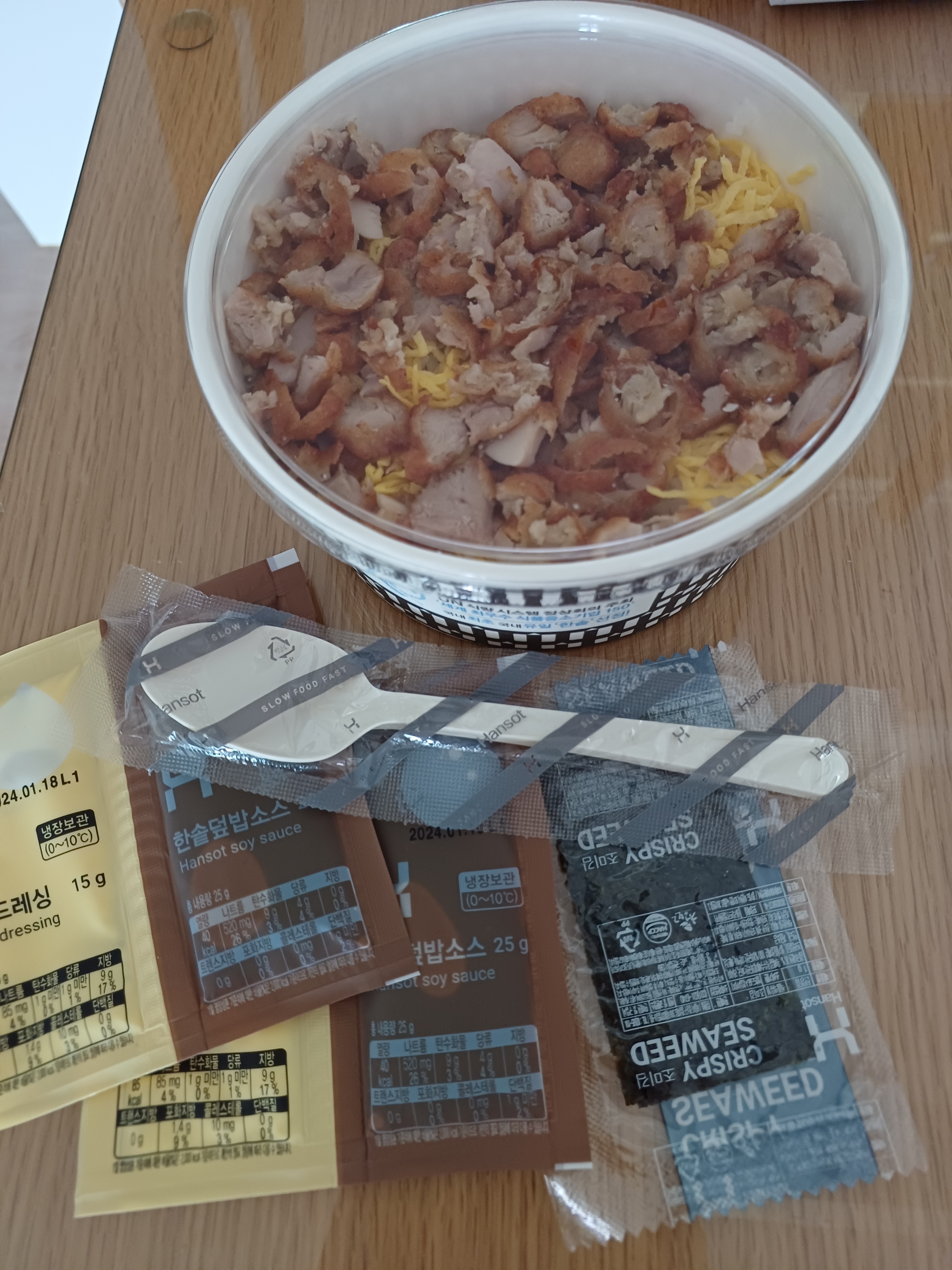 간장에 마요네즈를 비벼 먹습니다. 양이 많습니다. 먹다가 물릴수 있으니 단무지나 김치와 먹