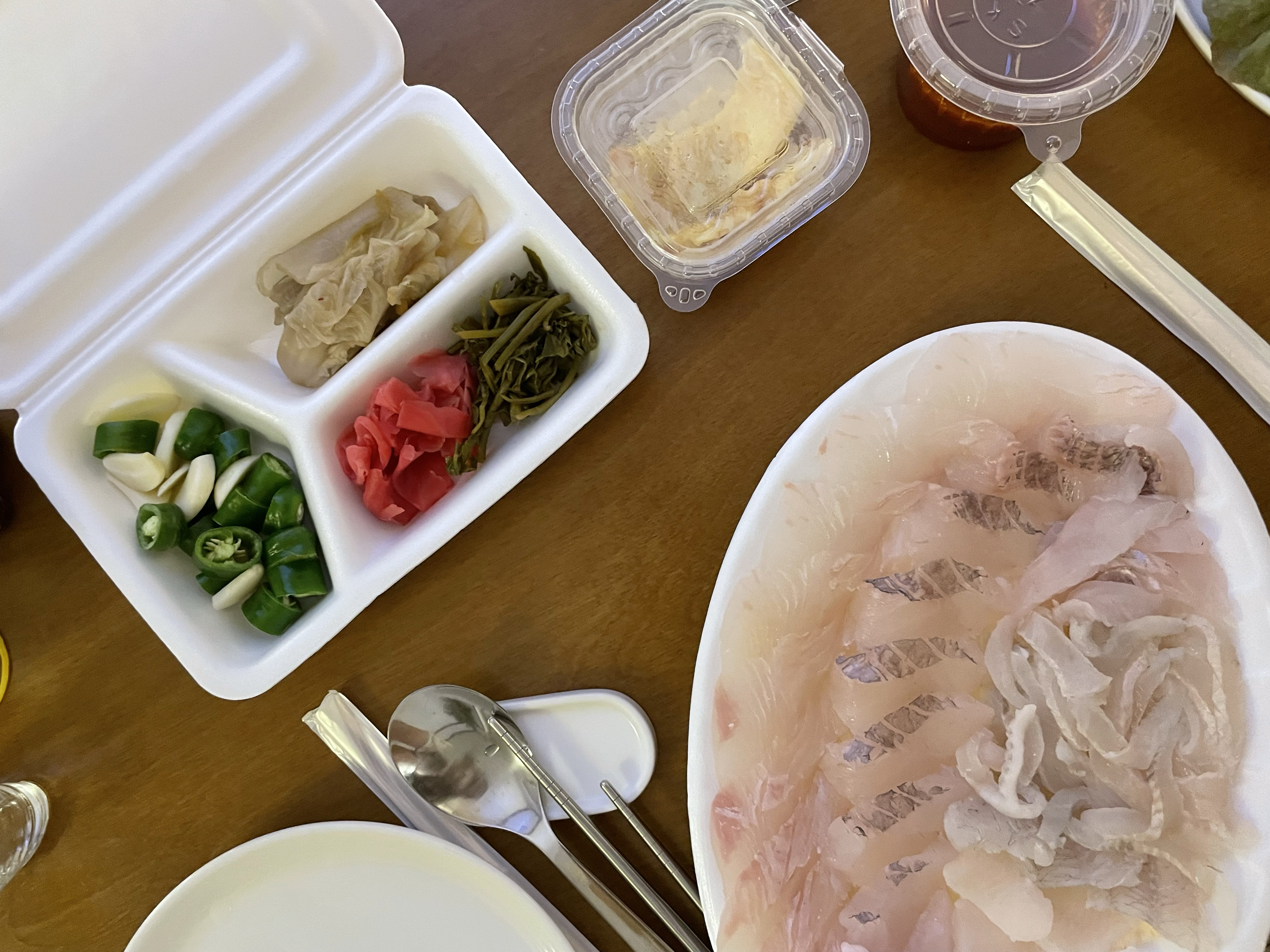 모둠회로 포장해와서 먹었는데 엄청 맛있었어요:) 회 종류도 직접 써주시는 친절함까지 있어서