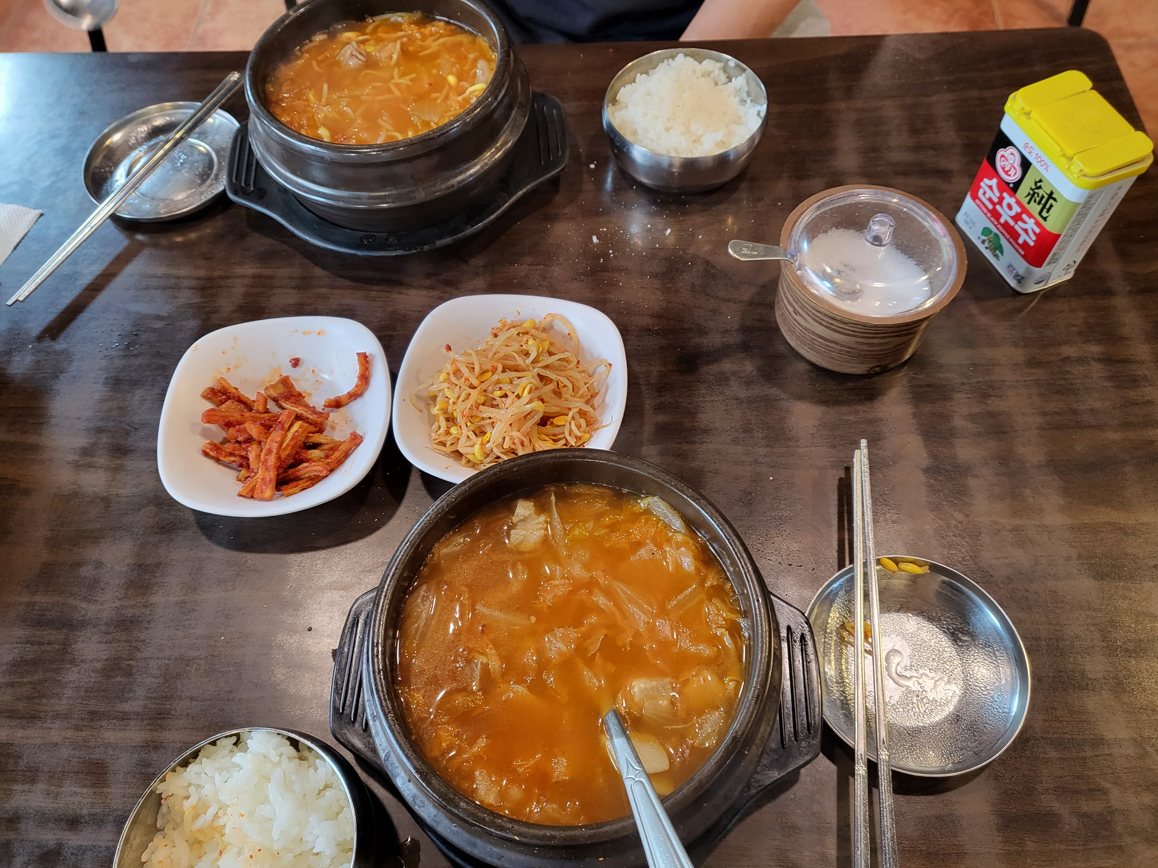 언제나 먹어도좋은 뚝다리김치찌개~ 오늘은 콩나물무침을 한통을 다비웠어요^^ 오늘도 맛있게