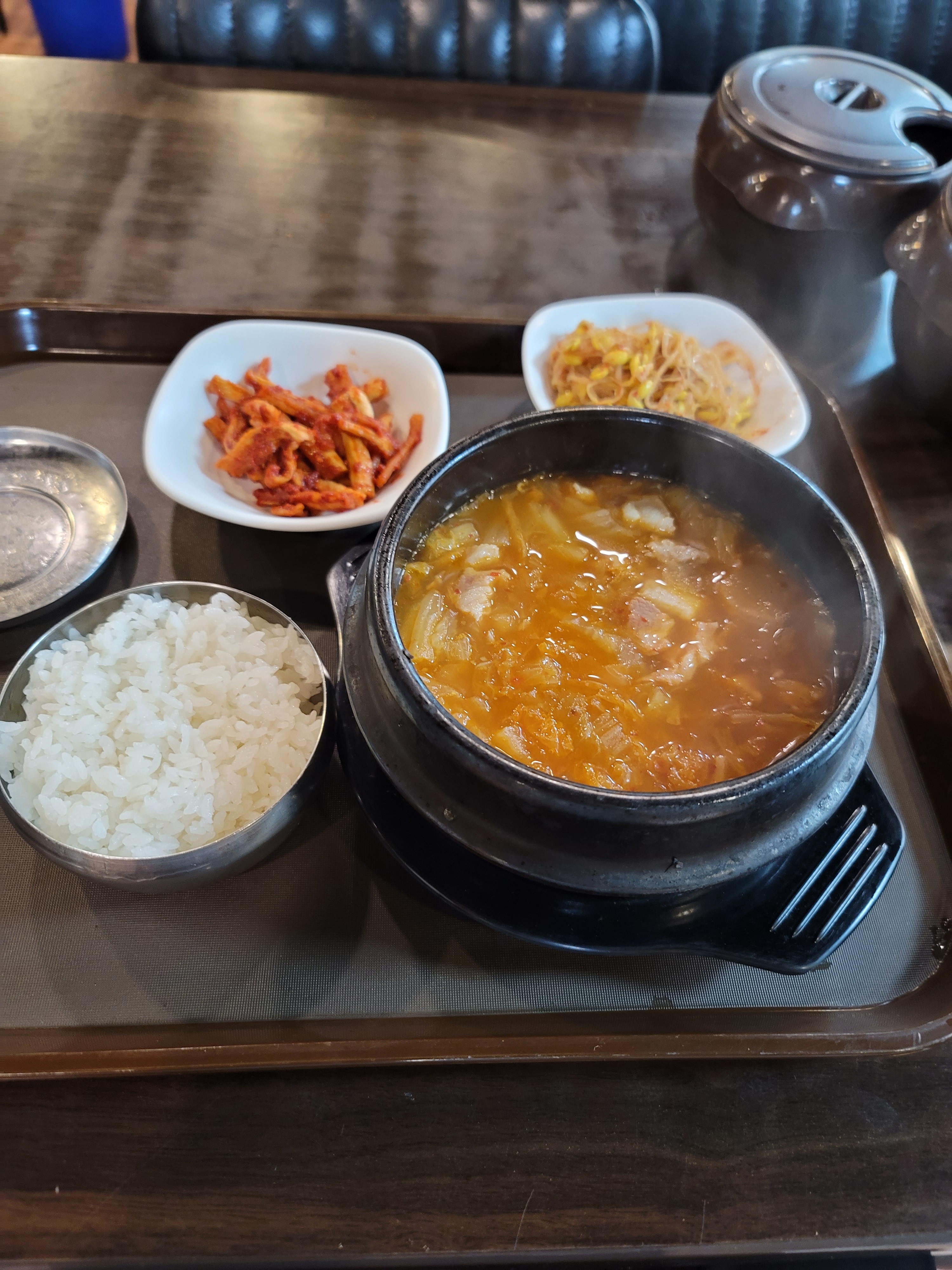 비오는 날에는 김치찌개 호로록 - 천호동 맛집 명품 기사식당 뚝다리 김치찌개
