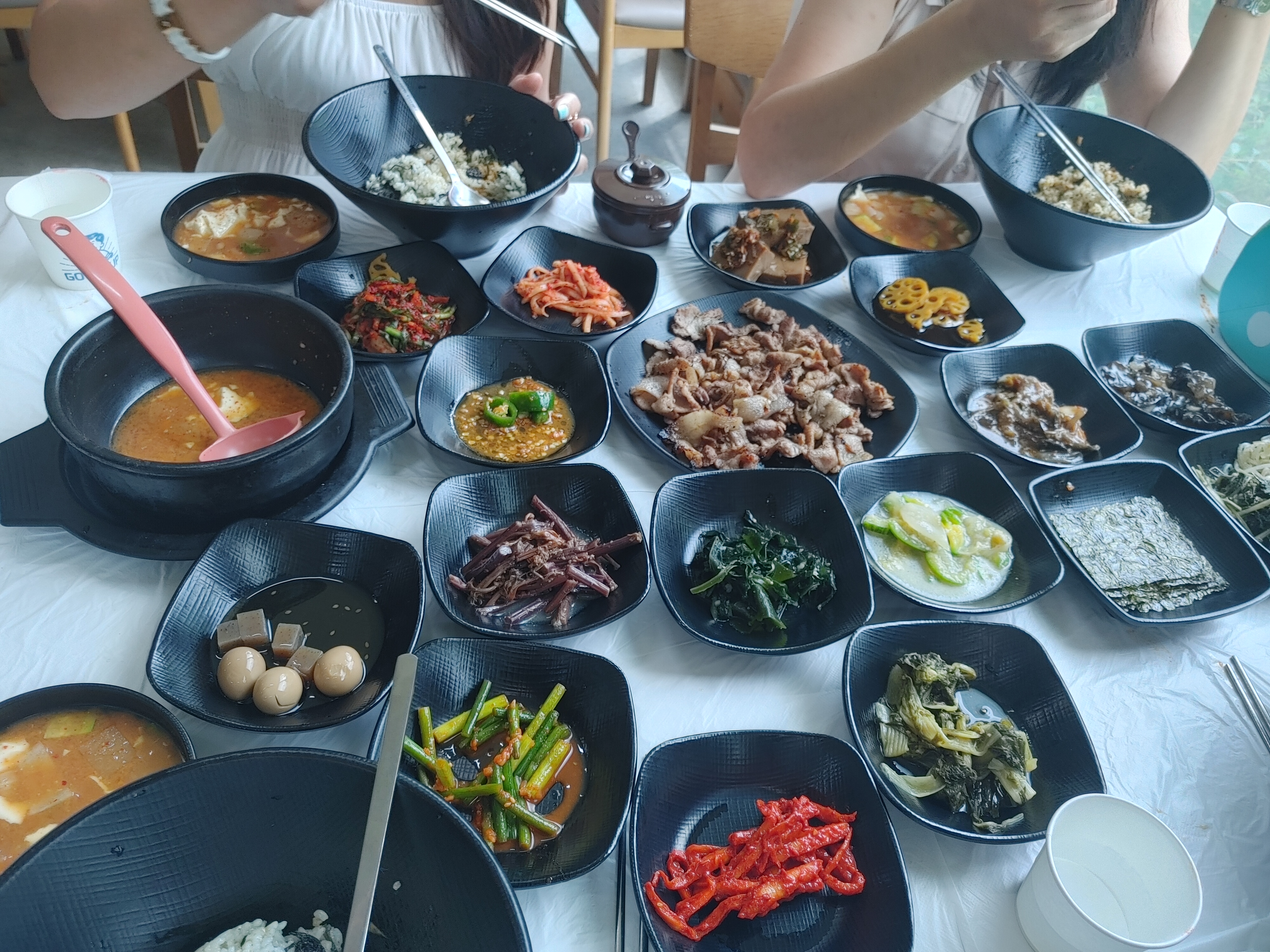 정갈하게 담긴 나물 반찬들