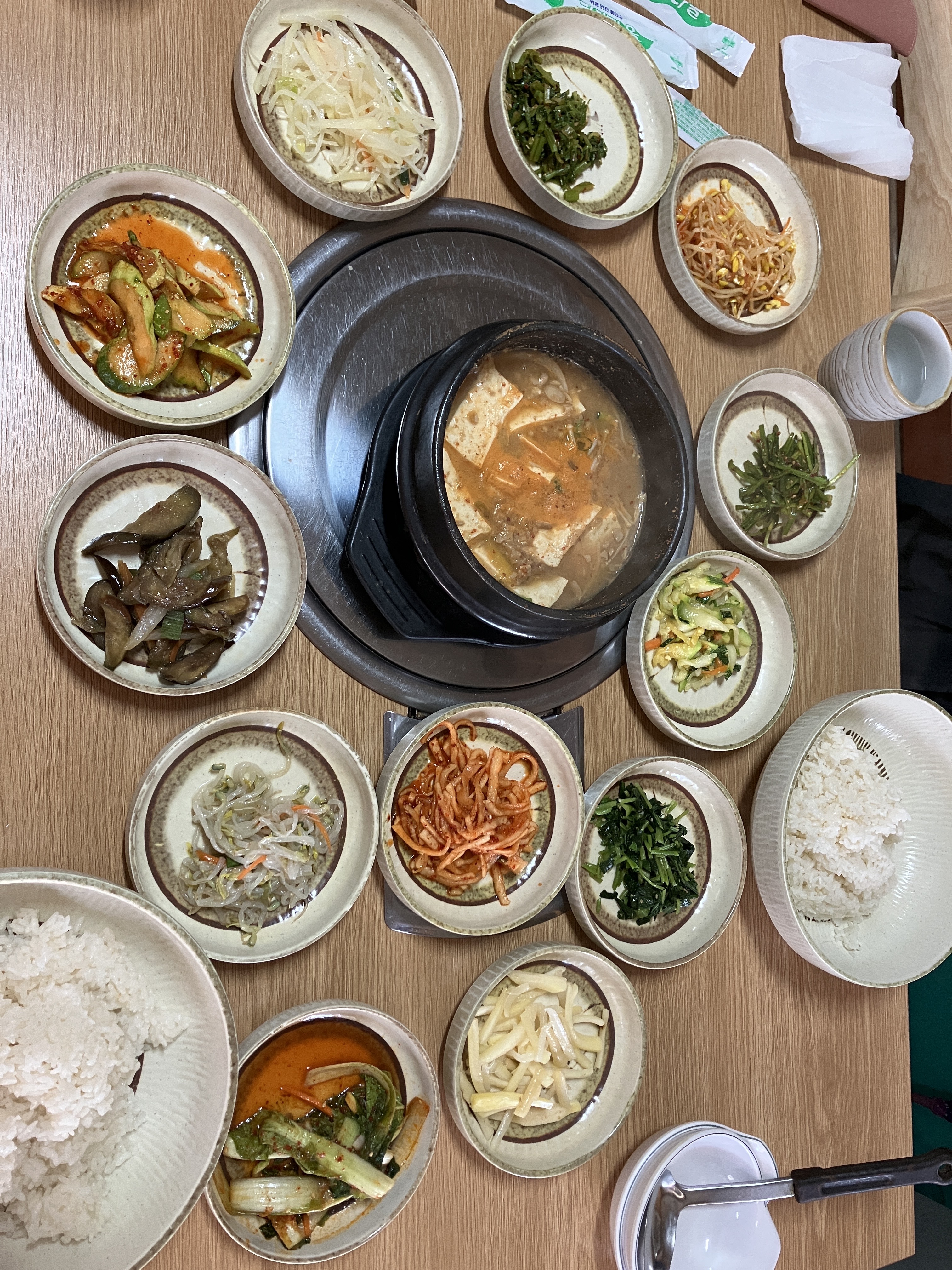 청국장 매우 맛있어서 뚝배기 바닥까지 싹싹 긁어먹음. 직접 만드시는 밑반찬도 맛있어서 감자