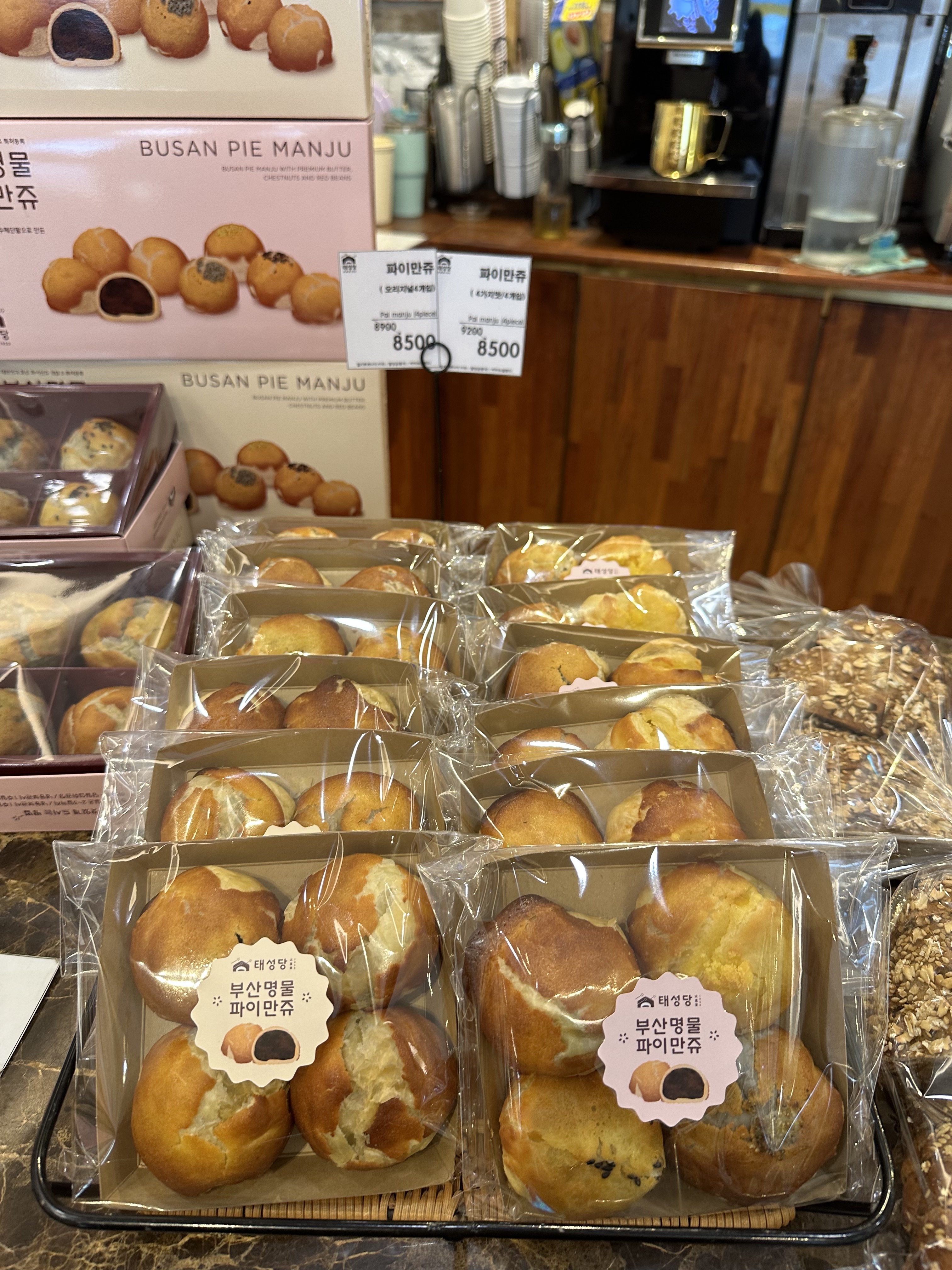 부산 빵지순례 필수코스라고 해서 갔어요!! - 부산역 맛집 태성당 부산국제시장단팥빵 부산역점