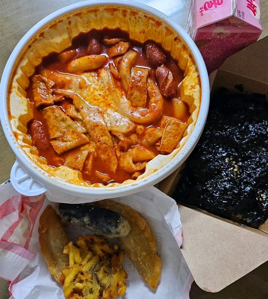 엽기떡복이는 오래전 동대문에서부터 접한 음식이라서 맛있게 잘 먹고 1주일에 한번은 먹는