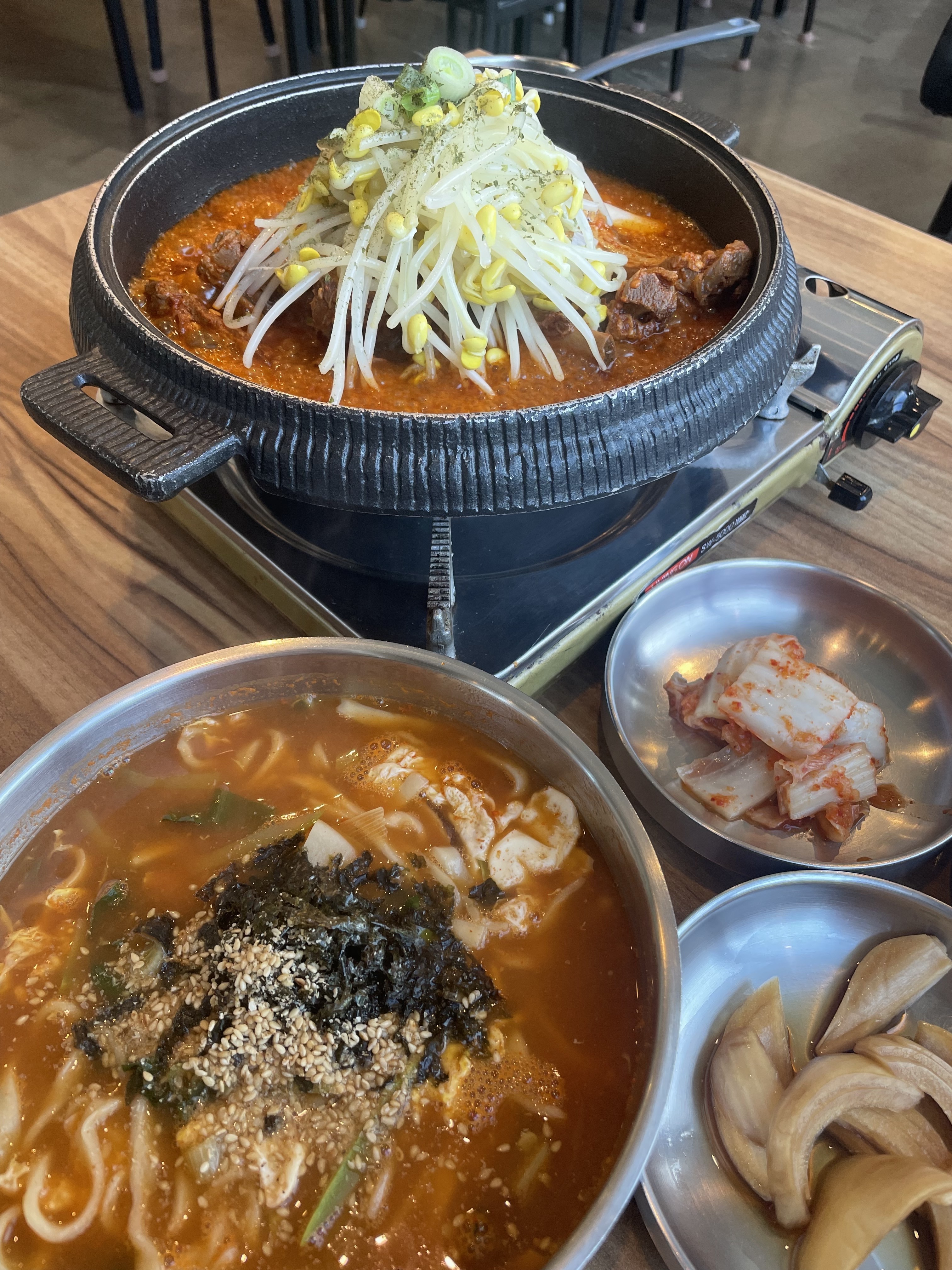 장칼국수 간 세지 않고 칼칼하니 맛있어요! 등갈비찜은 고기 완전 살살 녹고 맛있어요ㅠㅠ 주