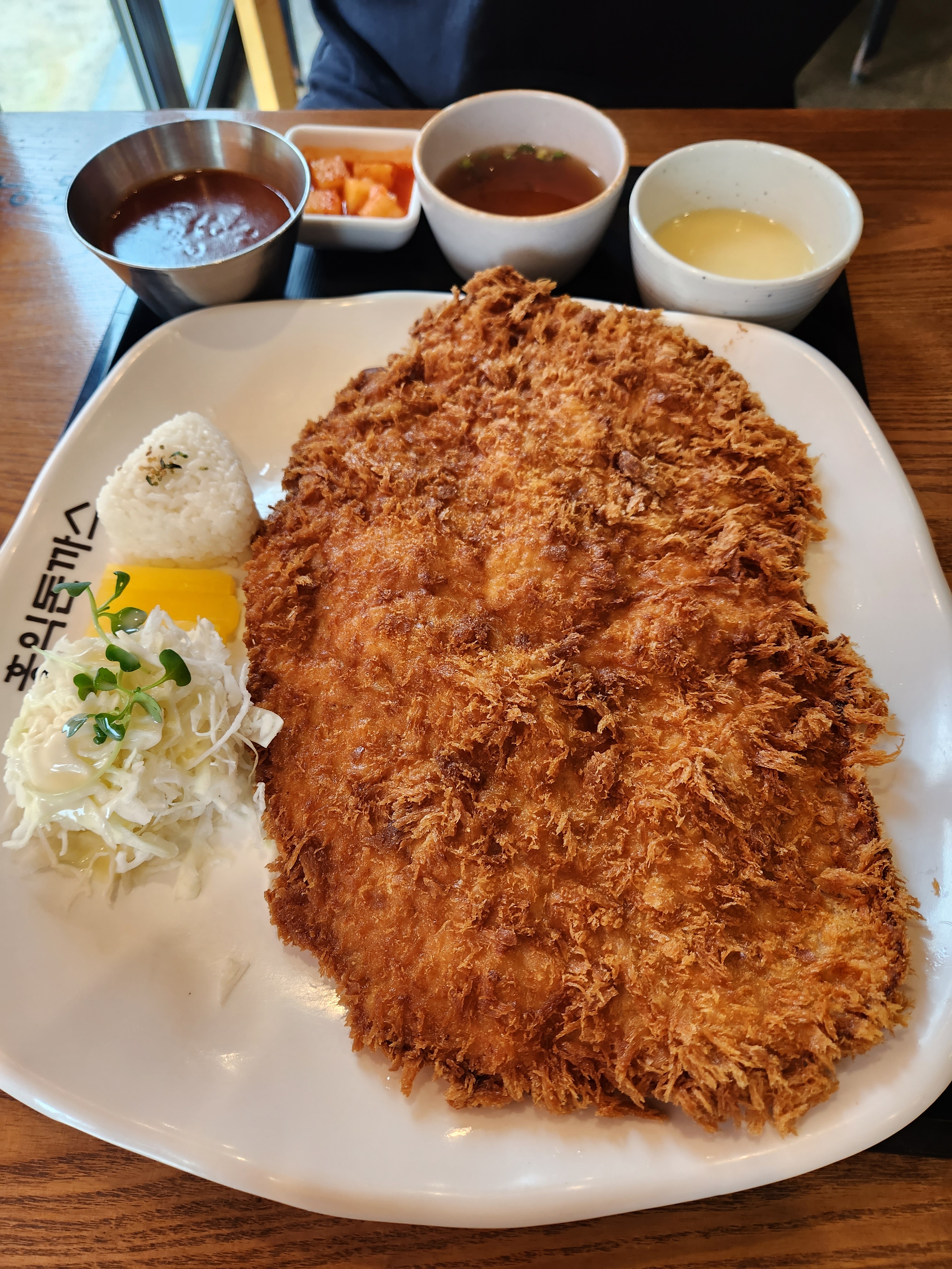 돈까스가 엄청 큰데 두께가 얇아서 물리지 않고 맛있게 먹을 수 있는 것 같아요. 맛있어요!