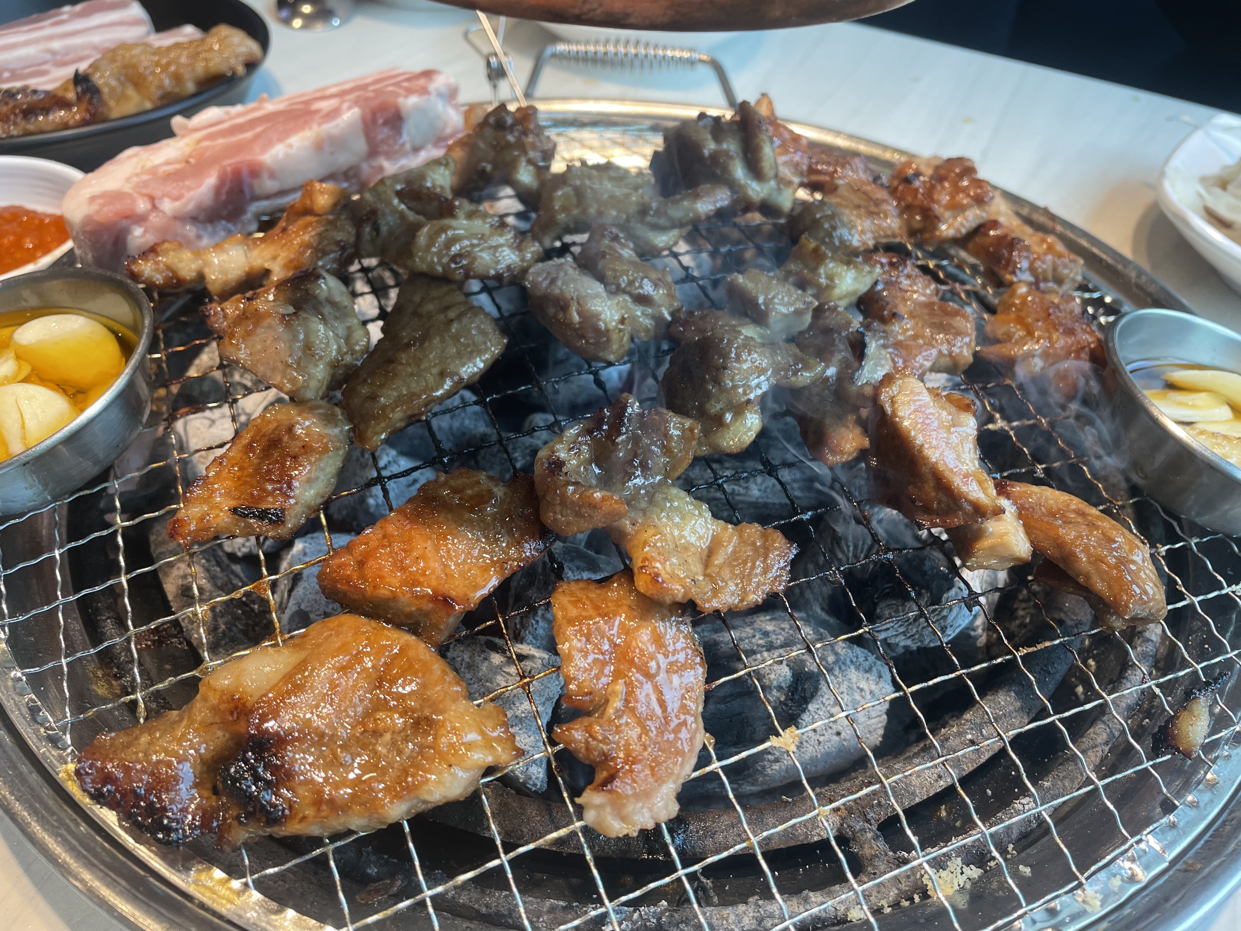 사진이 탄거 처럼 나와서 엥? 싶은데. 너무 잘 구워서 맛나게 먹었어요 샐러드바가 생겨서