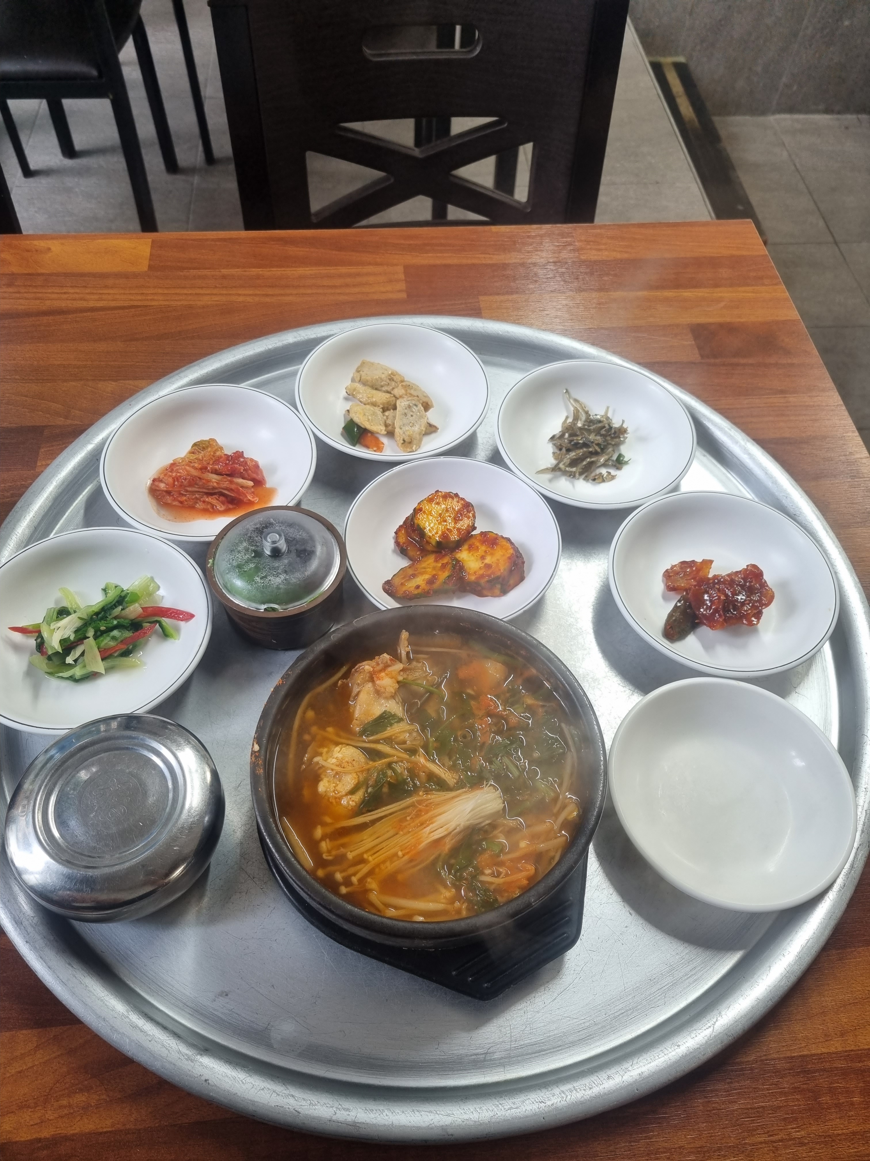 해장할려고 돼지국밥먹으로가던길에 있길래 들어갔는데 가격상당히 사악합니다 복어요리 안먹