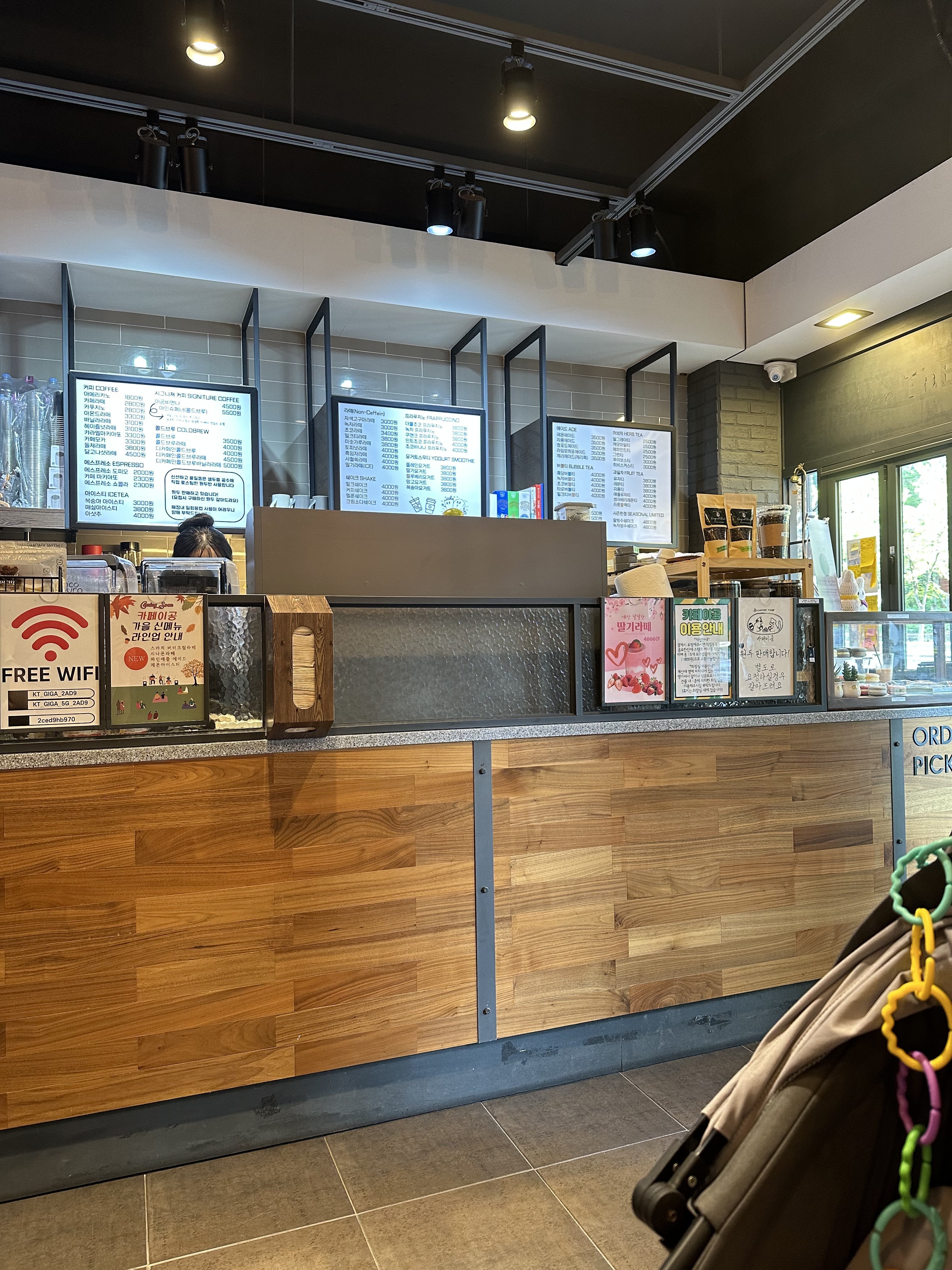 벽면에 걸린 그림과 나무 벽.