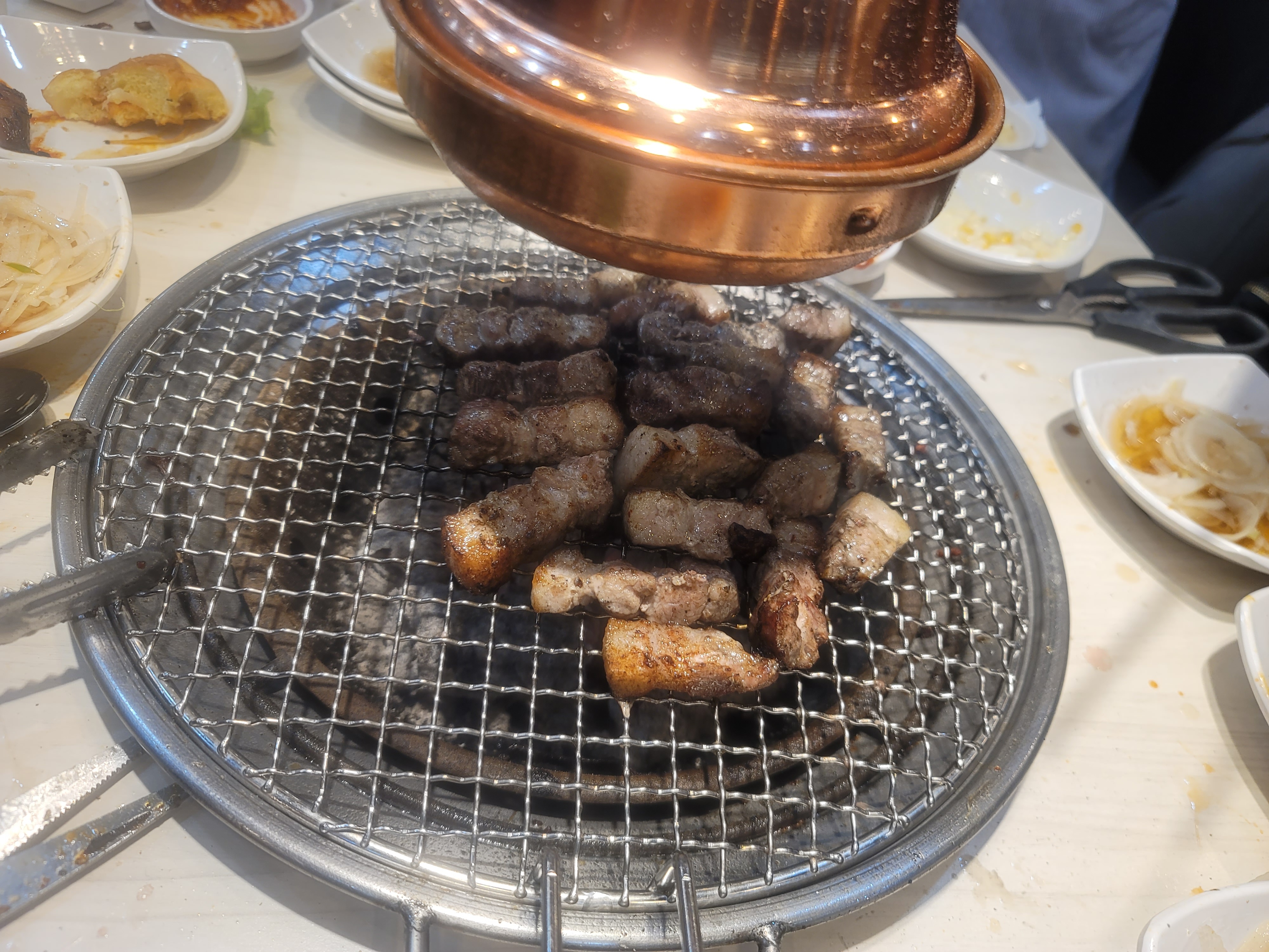 인테리어도 깔끔하고 맛있게 잘먹었어요. 사장님도 친절하셔서 기분좋게 식사했어요. - 북한산 맛집 명륜진사갈비 서울구기점
