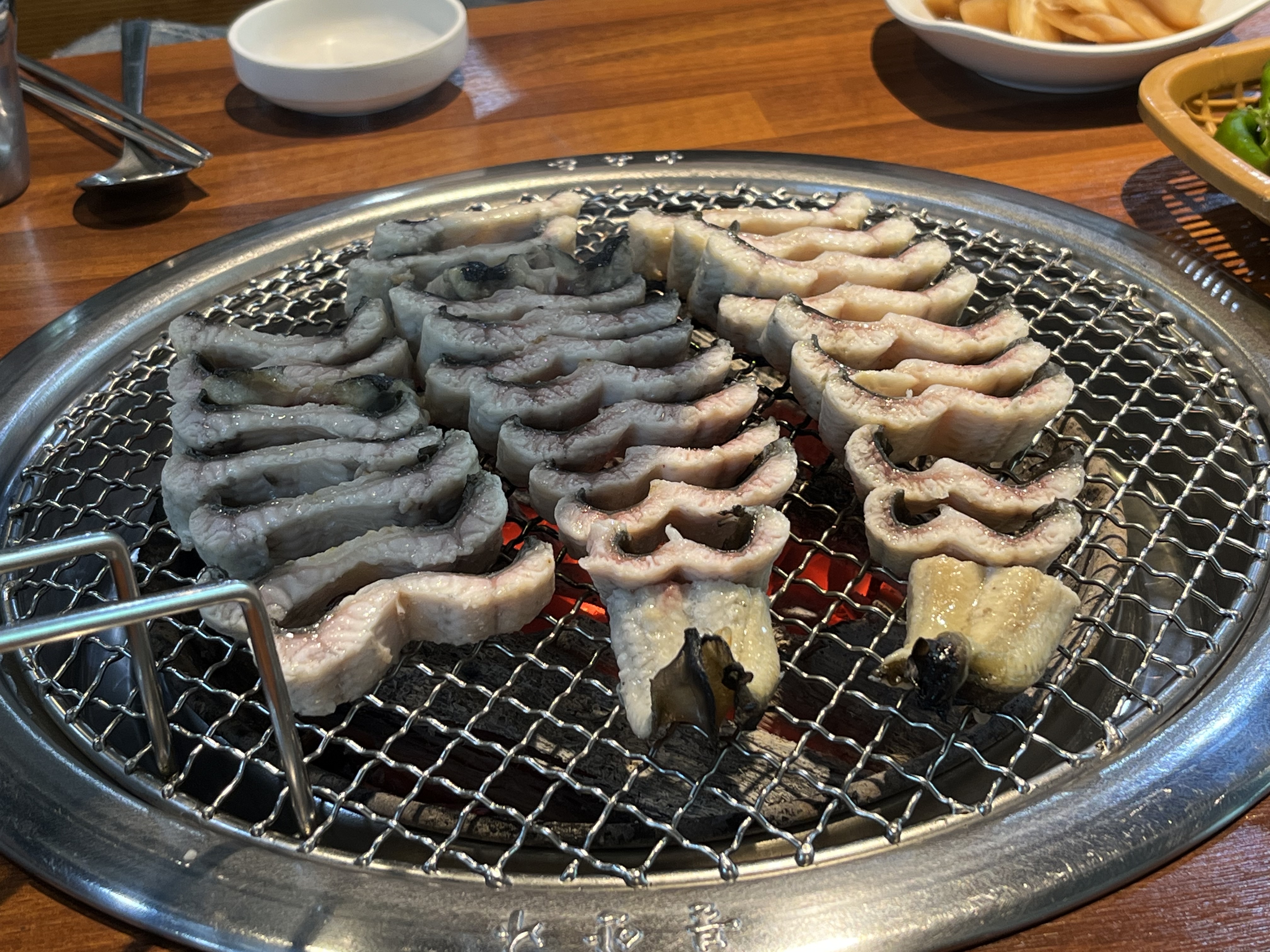 숯불 위에서 맛있게 익어가는 장어
