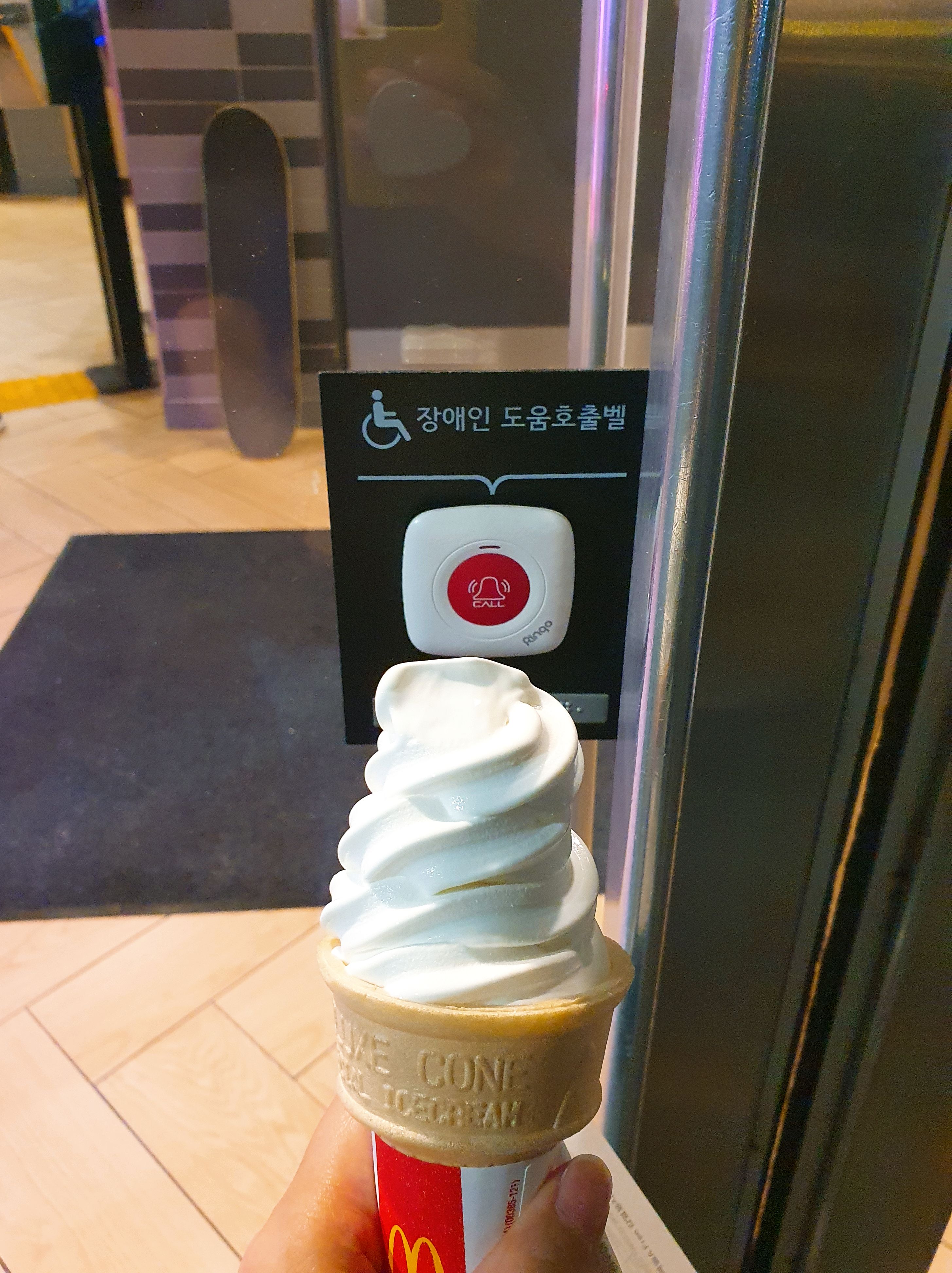 턱이 높아서그런지 오른쪽문에 장애인도움벨이있네요! 배려넘치는 포인트지만 양쪽문에 다있거나