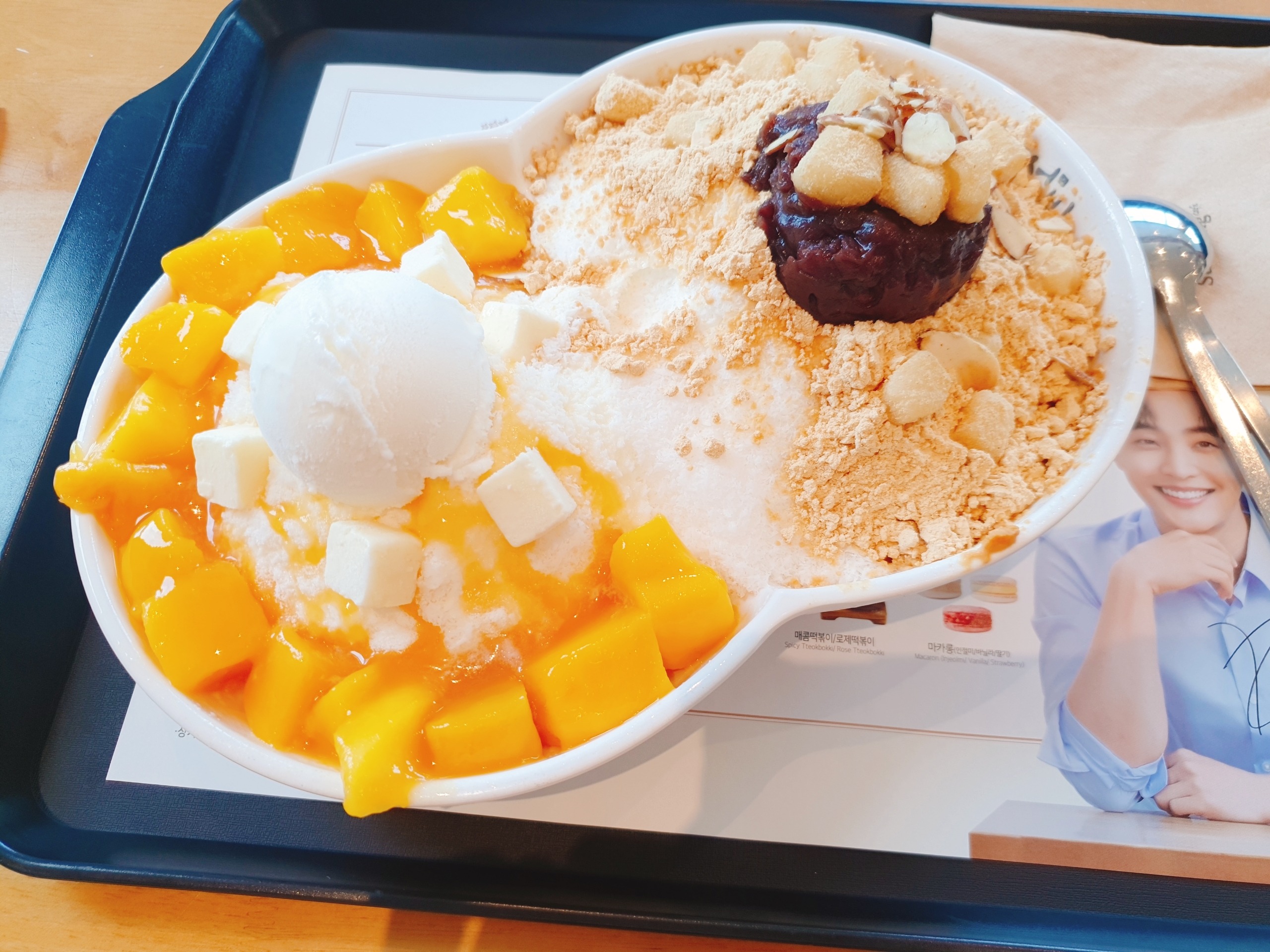반반빙수가 있길래 시켜보았어요. 둘다 맛볼 수 있어서 좋네요. 인절미빙수 떡은 별로예요..