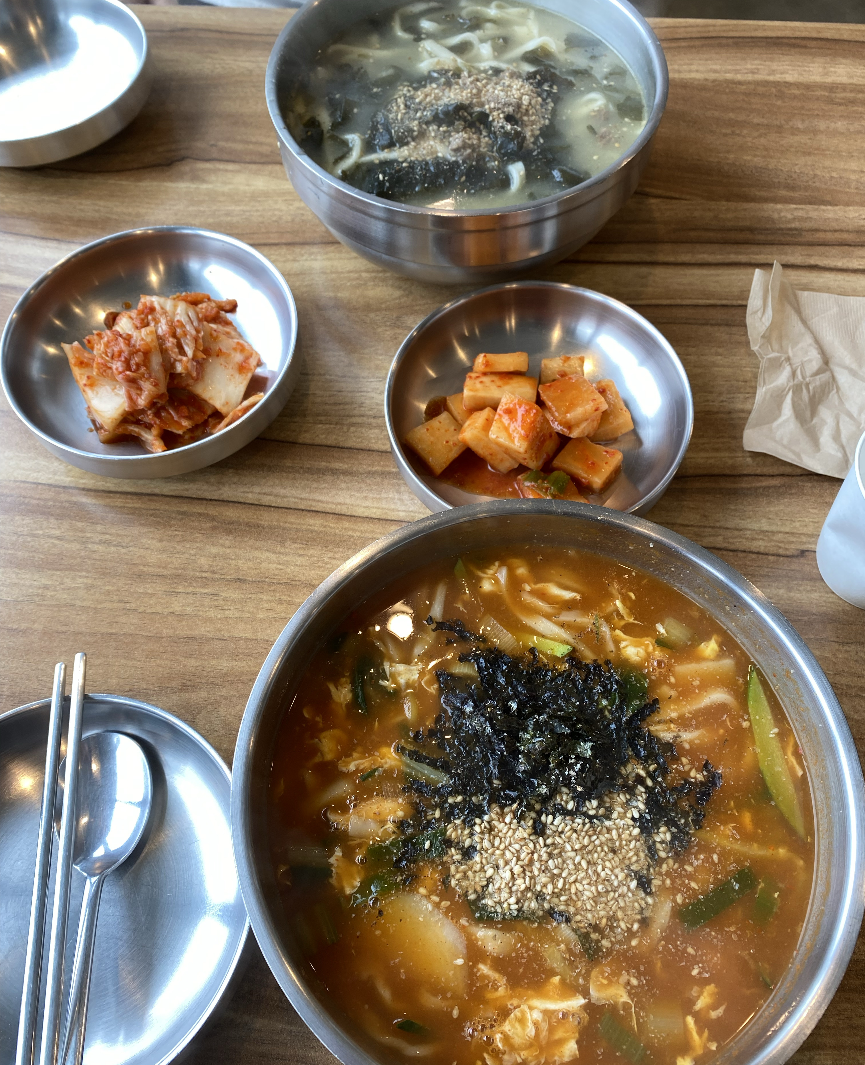 근처 숙소를 향해 가다가 봤는데, 주차된 차들이 많아서 홀린듯 들어갔어요! 장칼국수 오랜만