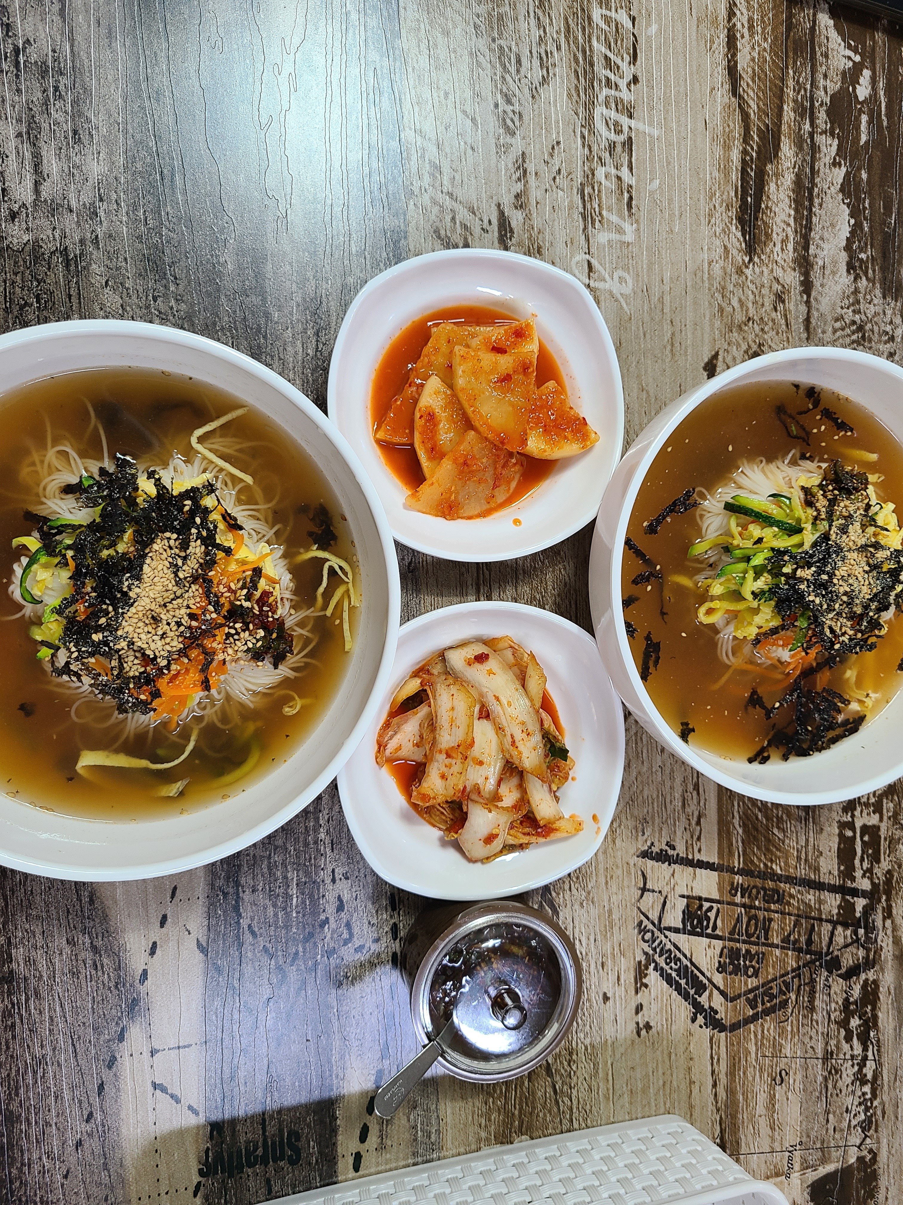 은근 잔치국수가 손이 많이가고 맛내기도 쉽지많은데 김치도 맛있그 국수도 온국수 냉국수 모두