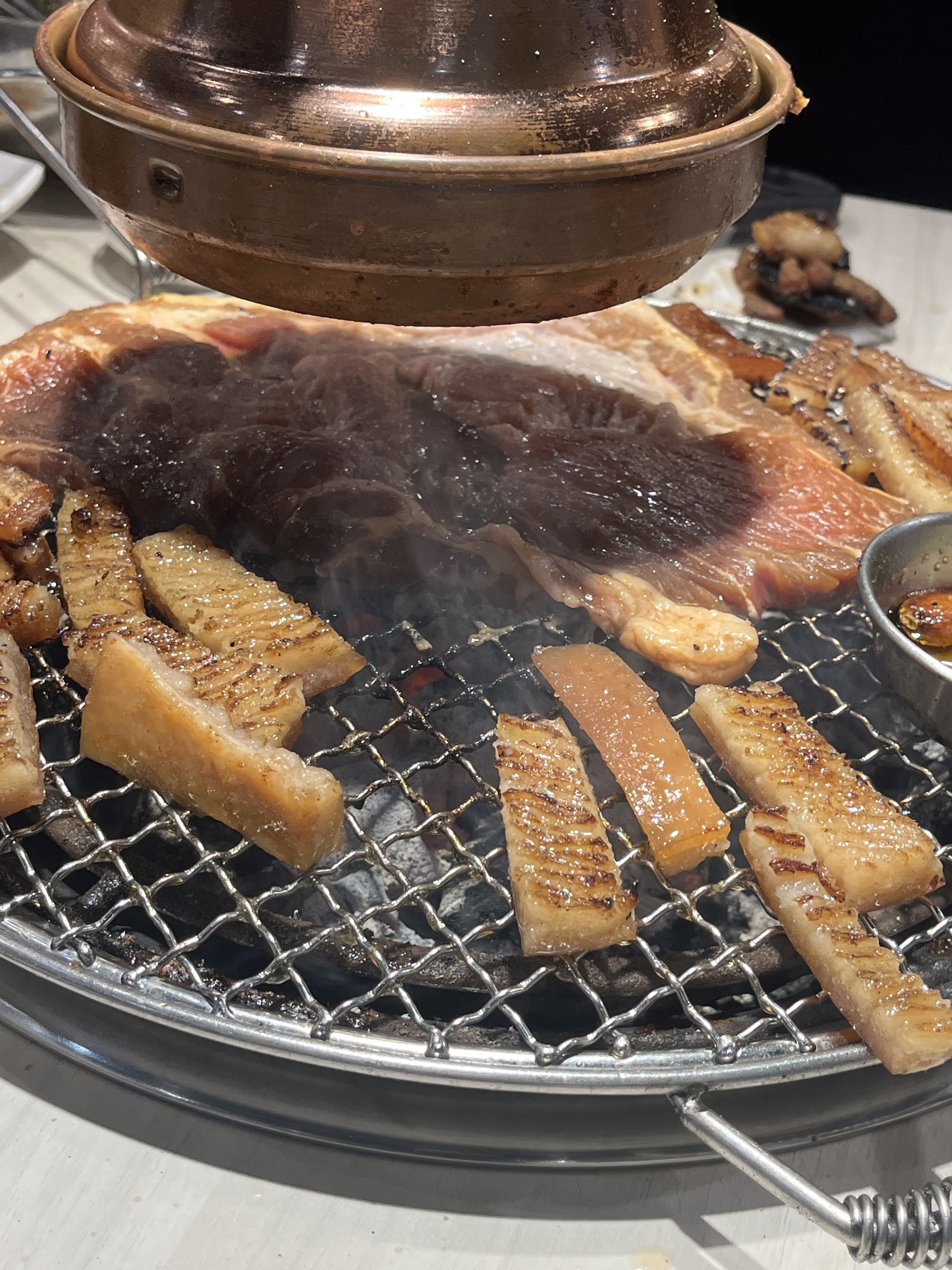 매장이 너무 청결하고 월 수 목 알바생이 너무 귀여워요! 고기도 맛있고 분위기도 좋았고 숯