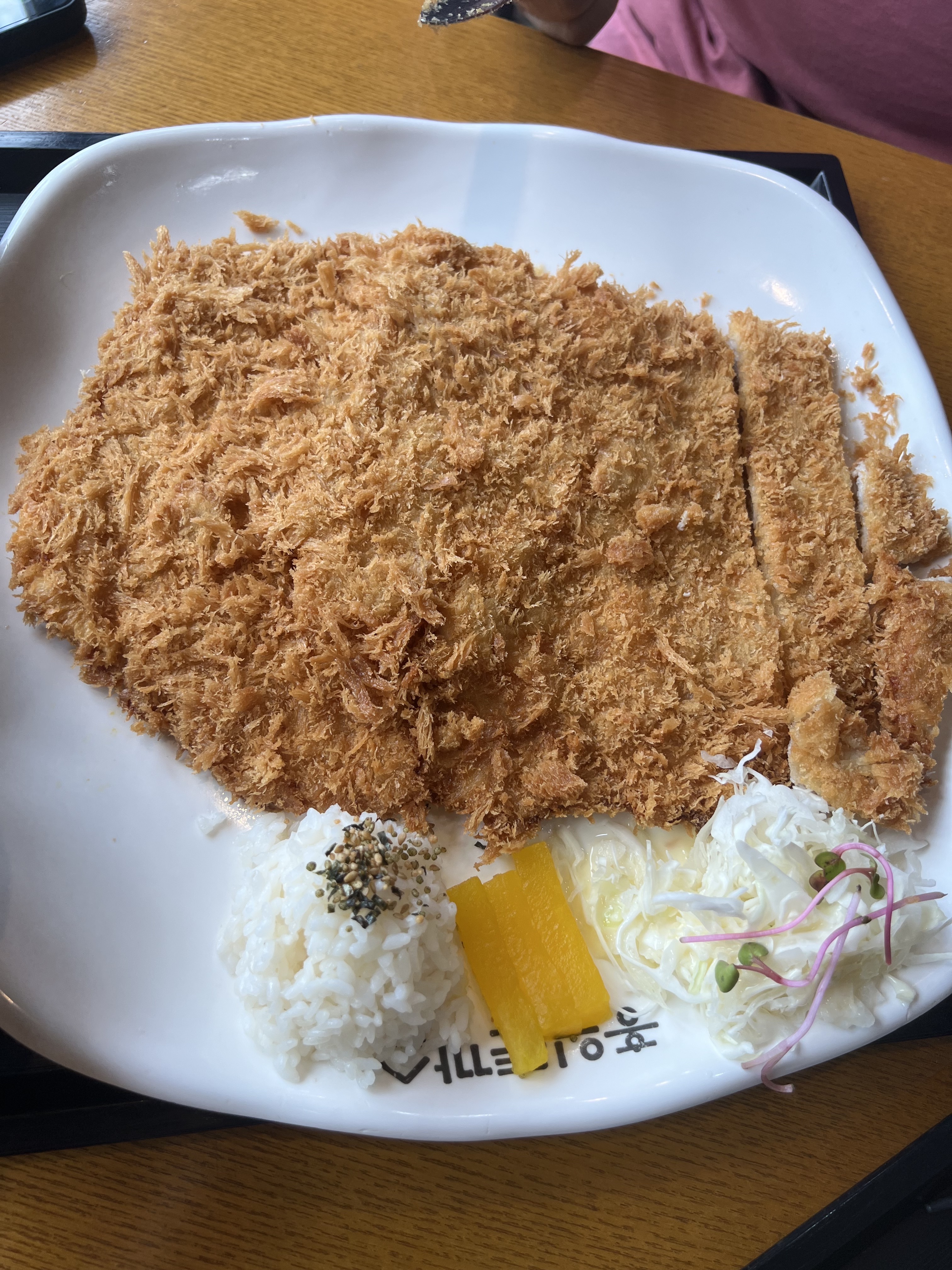 예전에는 접시 빈자리가 거의 안보일정도로 돈까스가 크고 둘이 먹고도 많이 남을 정도였는데.
