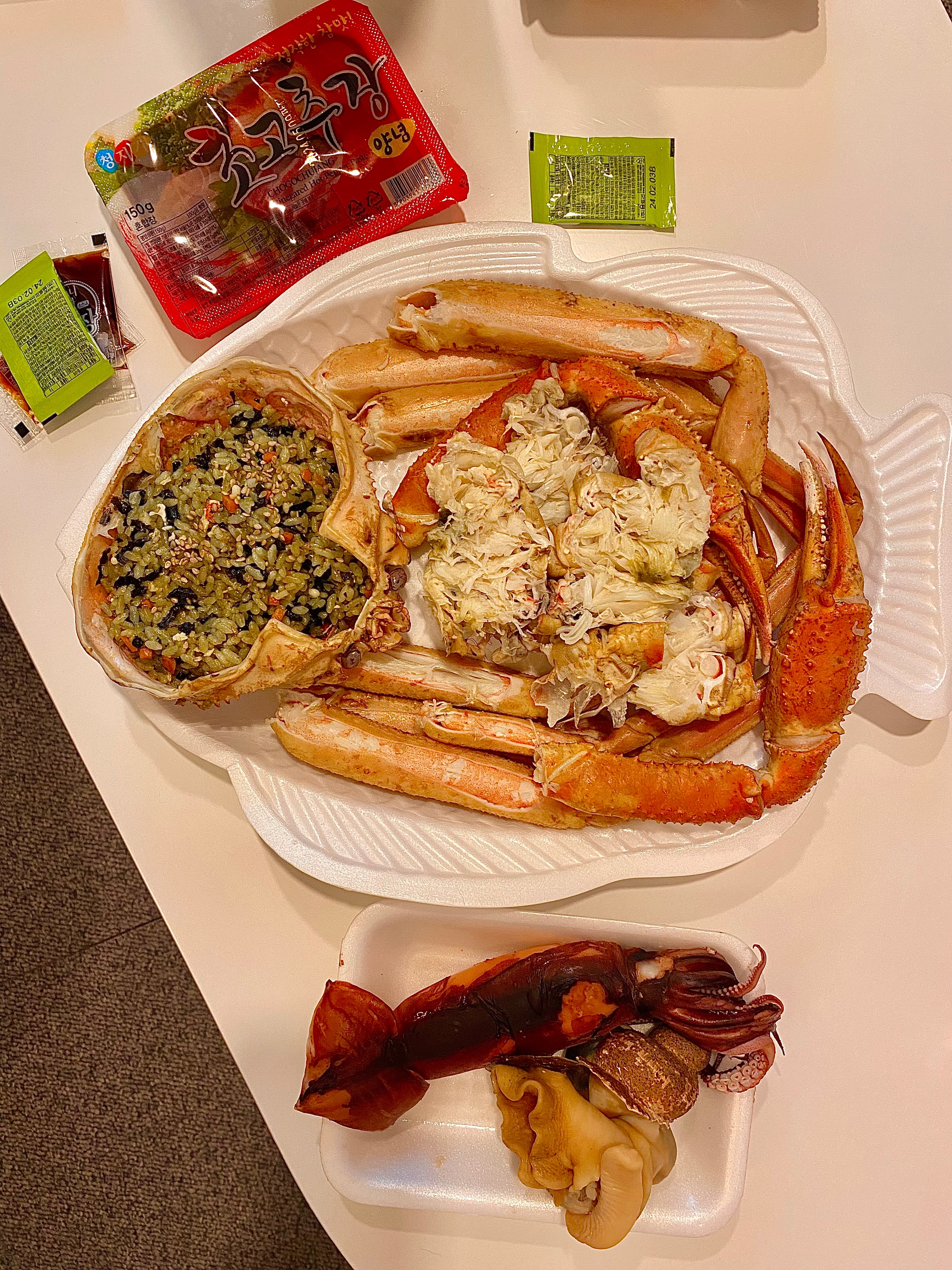 숙소에 포장해와서 먹었어요^^다른 음식도 먹을 예정이어서 대게는 한마리만 주문했는데 서비스