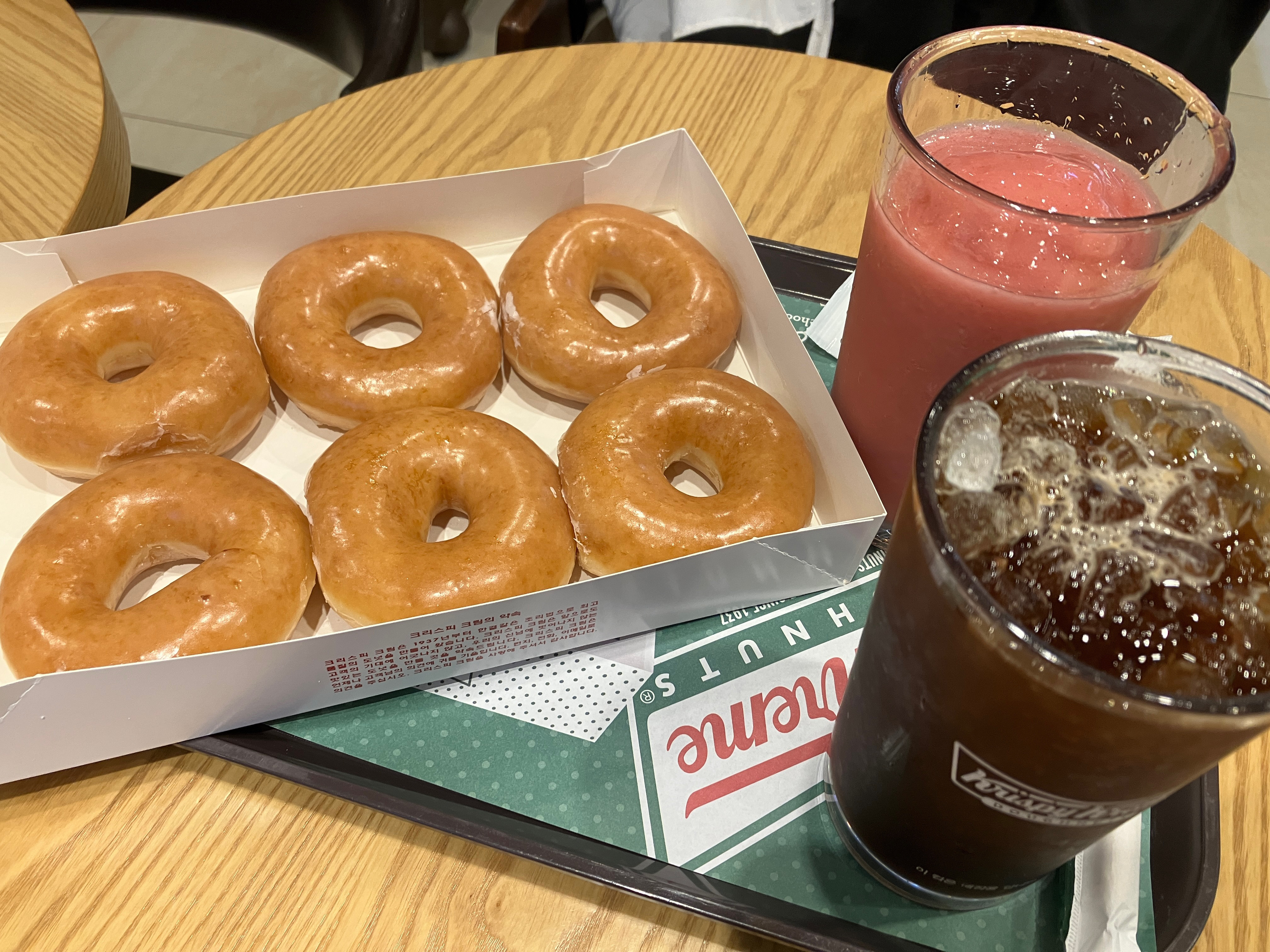 딸기스무디 먹고 첫입은 너무 달아서 맛없었는데 도넛 먹고 먹으니까 딱 새콤해지면서 너무 맛