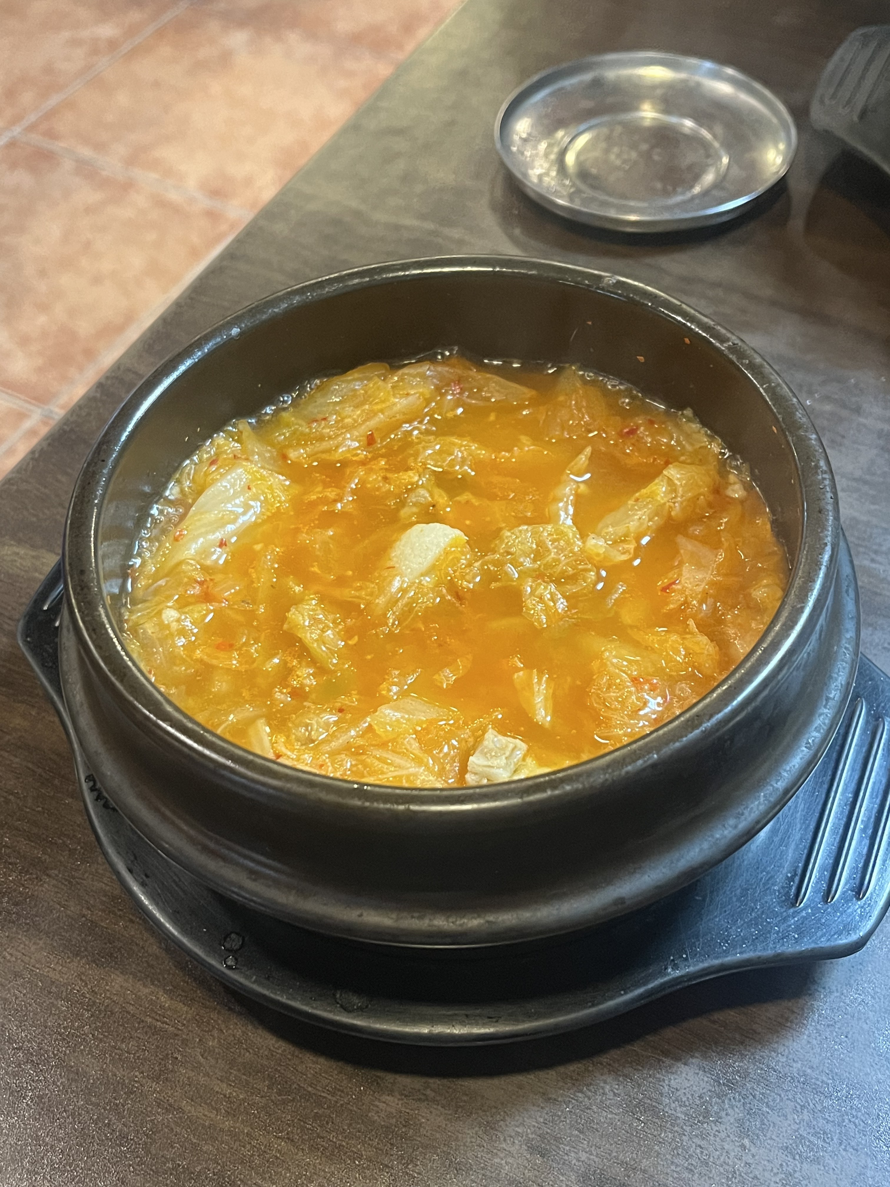 흠.. 이게 9,000원이라니... 믿기지가 않아요... 음.. - 천호동 맛집 명품 기사식당 뚝다리 김치찌개