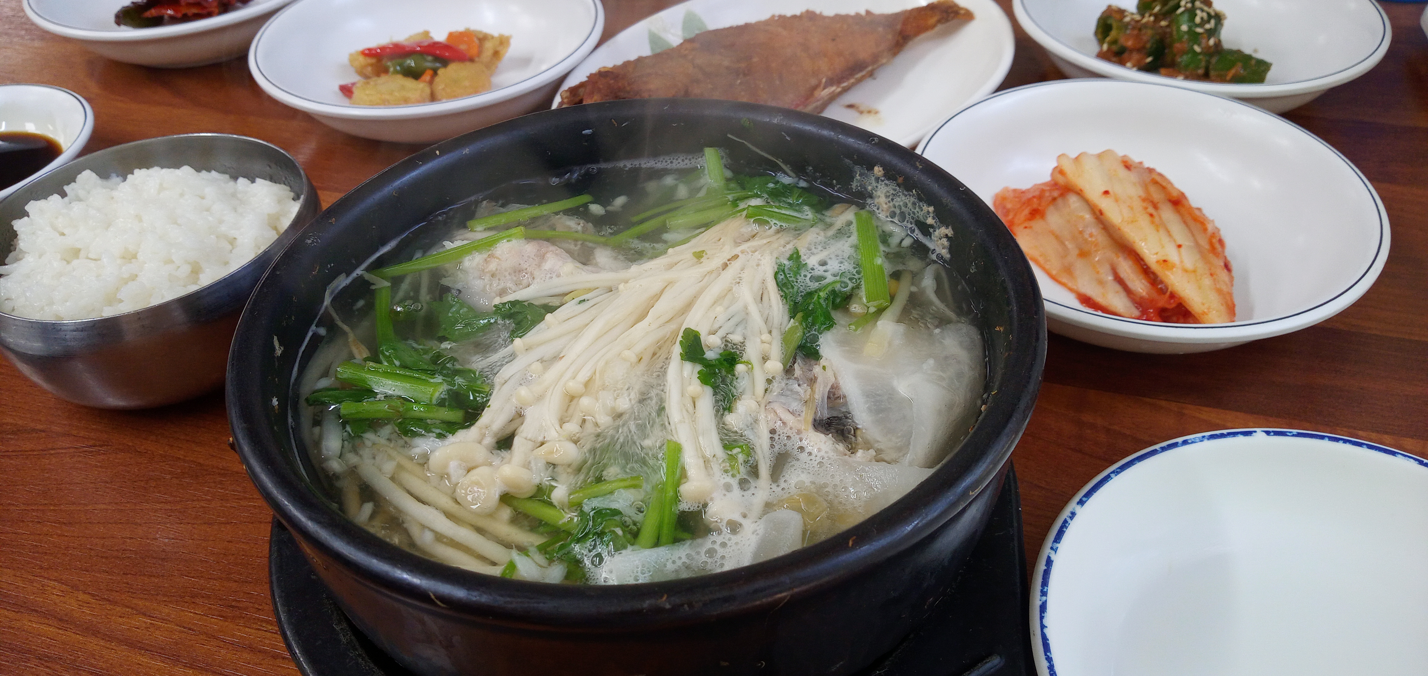 혼자 복지리탕 먹으러 왔습니다ㅎㅎ직원분께도 혼자서 야무지게 잘 먹는다고 칭찬도 받았습니다ㅋ
