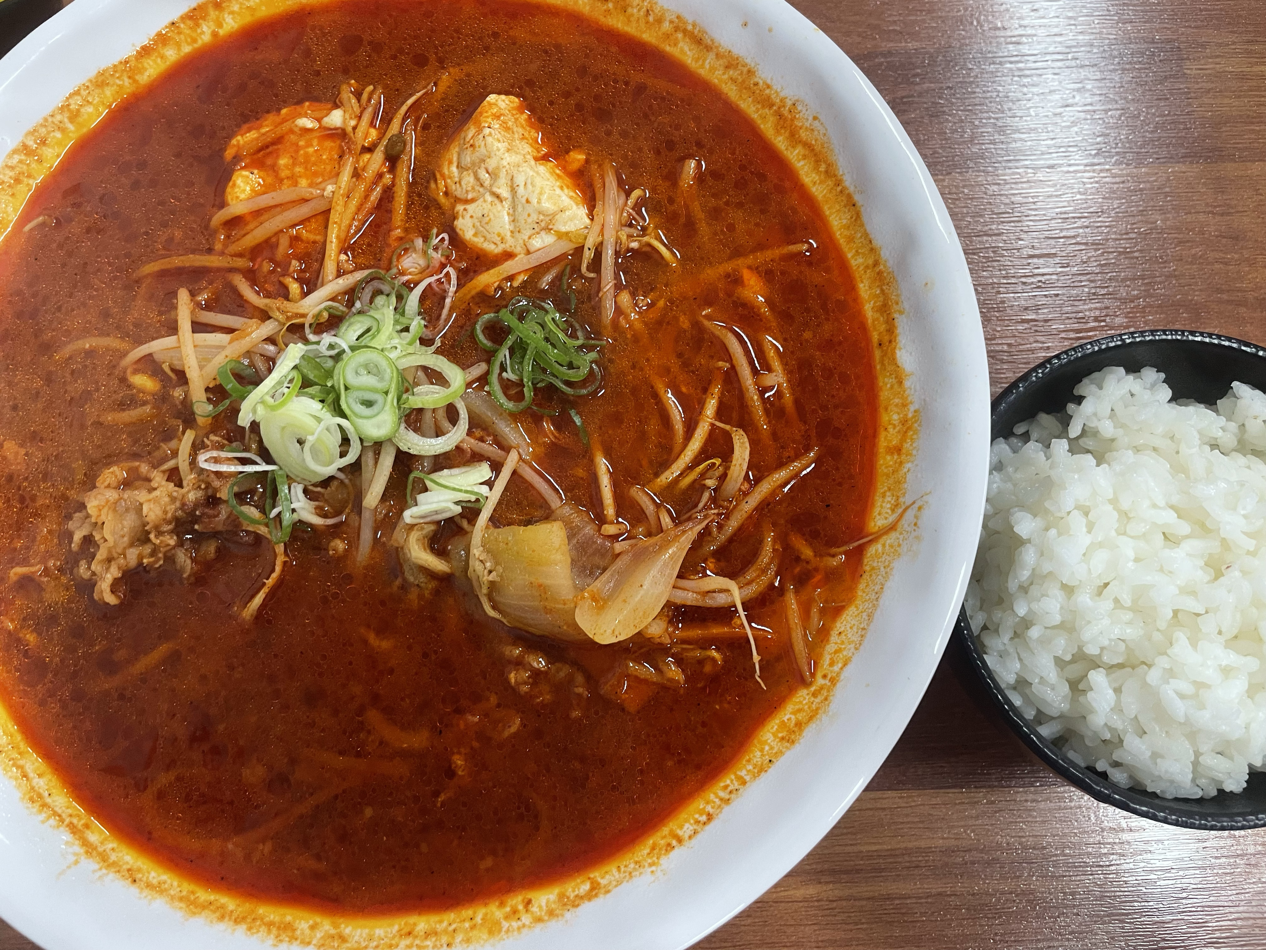 소바집인데 짬뽕순두부 메뉴가 있습니다 근데 맛있습니다 불맛나는 짬뽕은 아니고 소고기 육개장