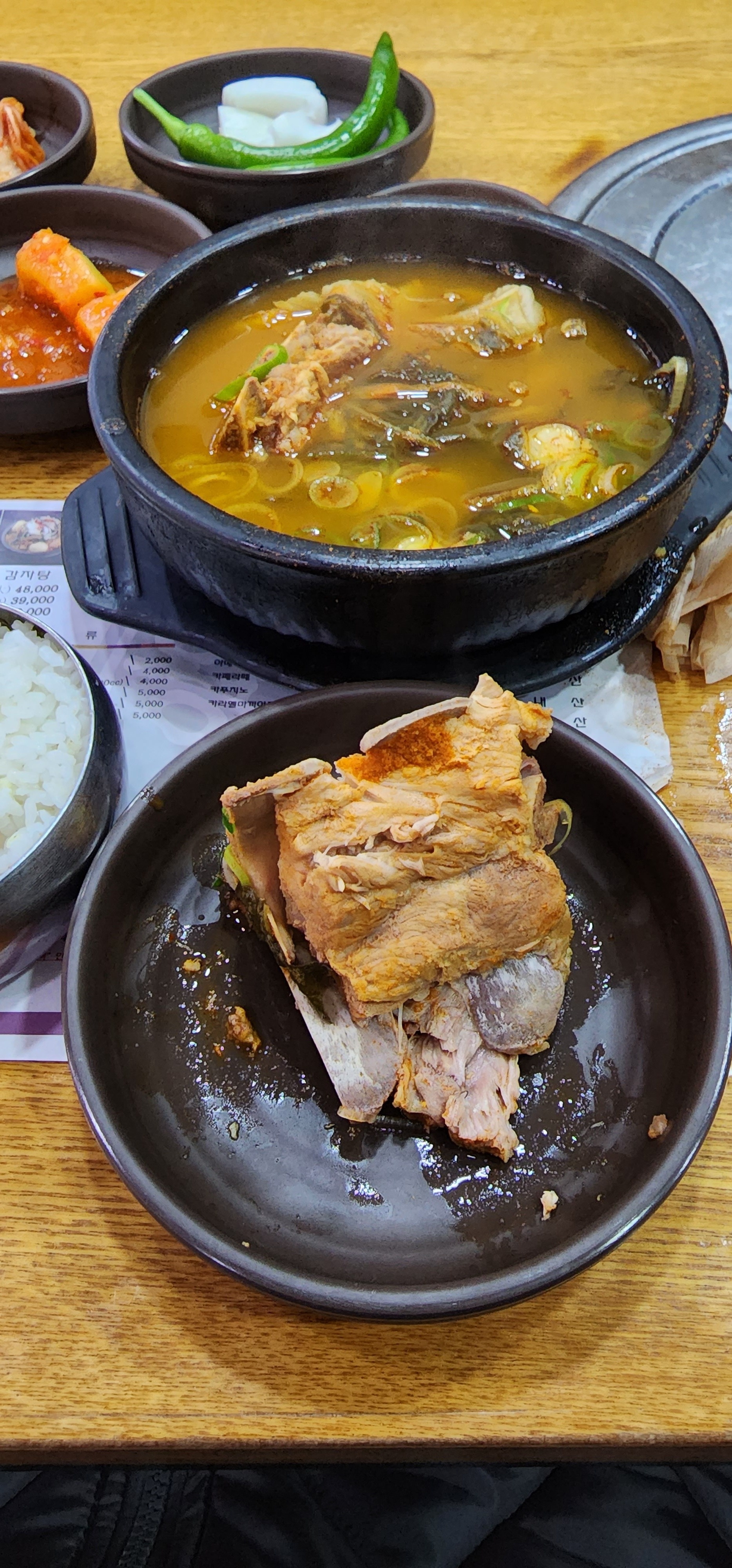 오늘따라 국물도 맑고 얼큰하고.. - 망원동 맛집 왕뼈감자탕 망원직영점