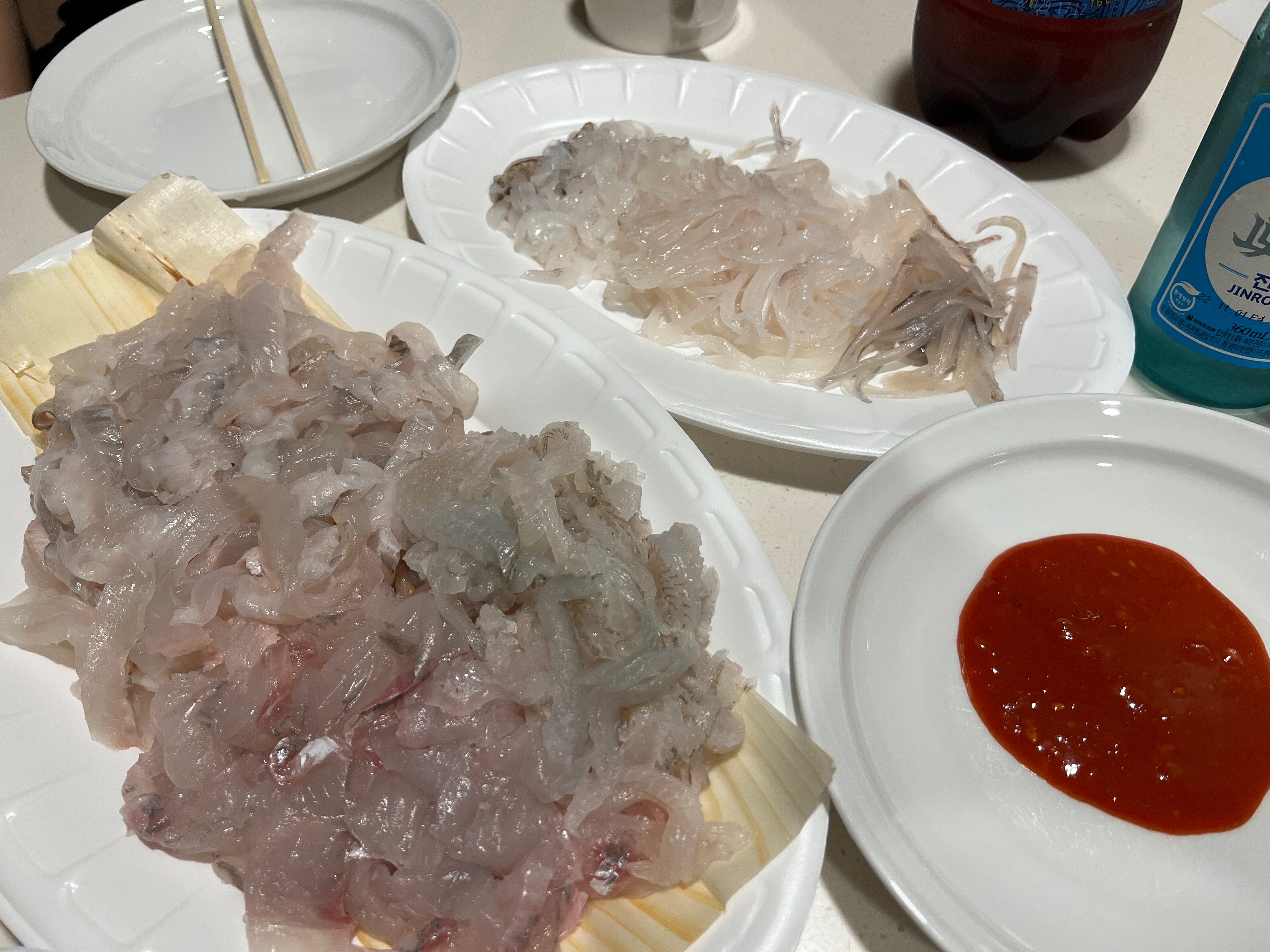 둘이서 모듬회 포장해서 먹었어요 성대 가자미 오징어+?인거같아요 하나는 뭔지 모르겠어용..