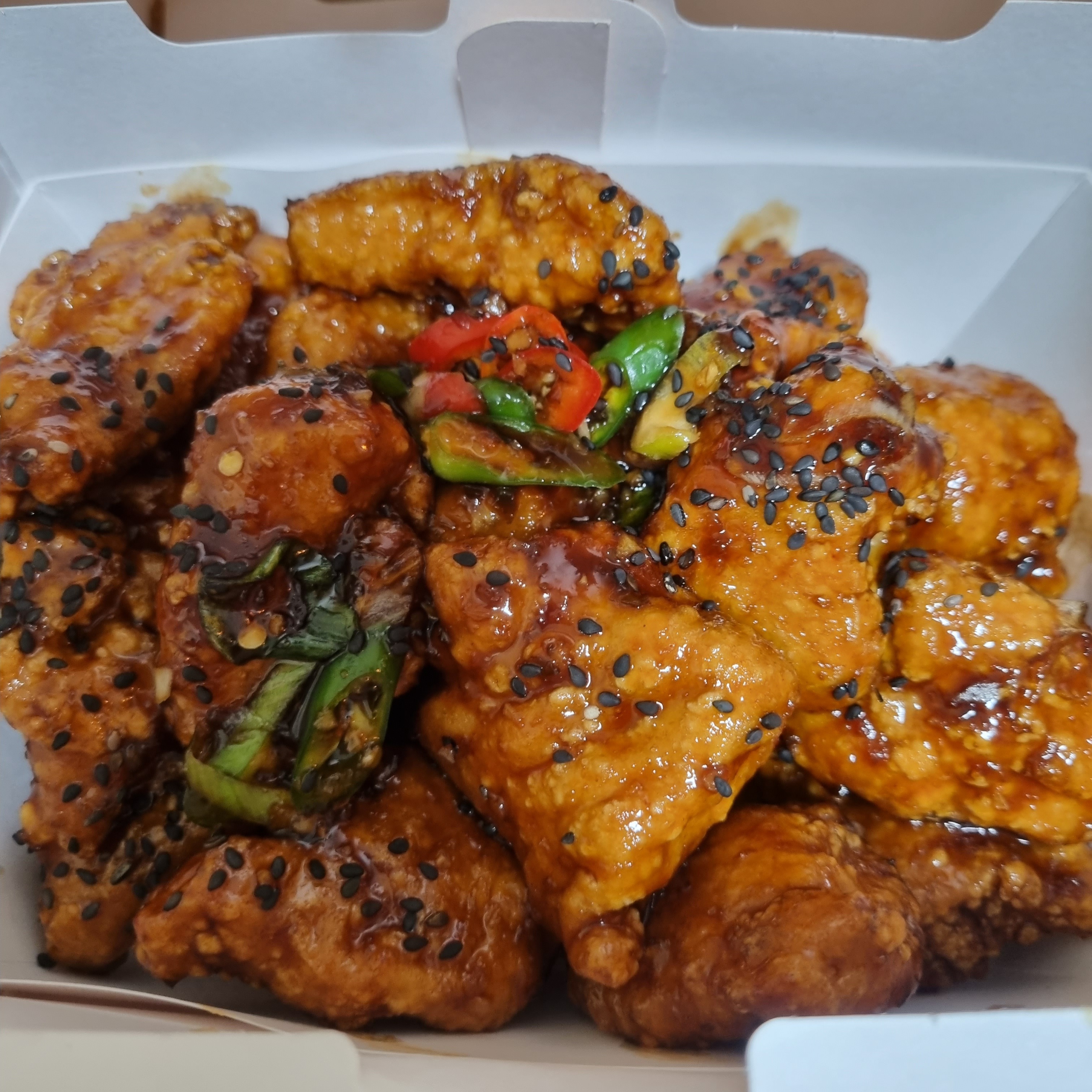 맛초킹 포장해서 가져왔는데 맛있어요. 맥주랑 먹으면 딱 맛있는 그런 단짠단딴이고, 하루 뒤