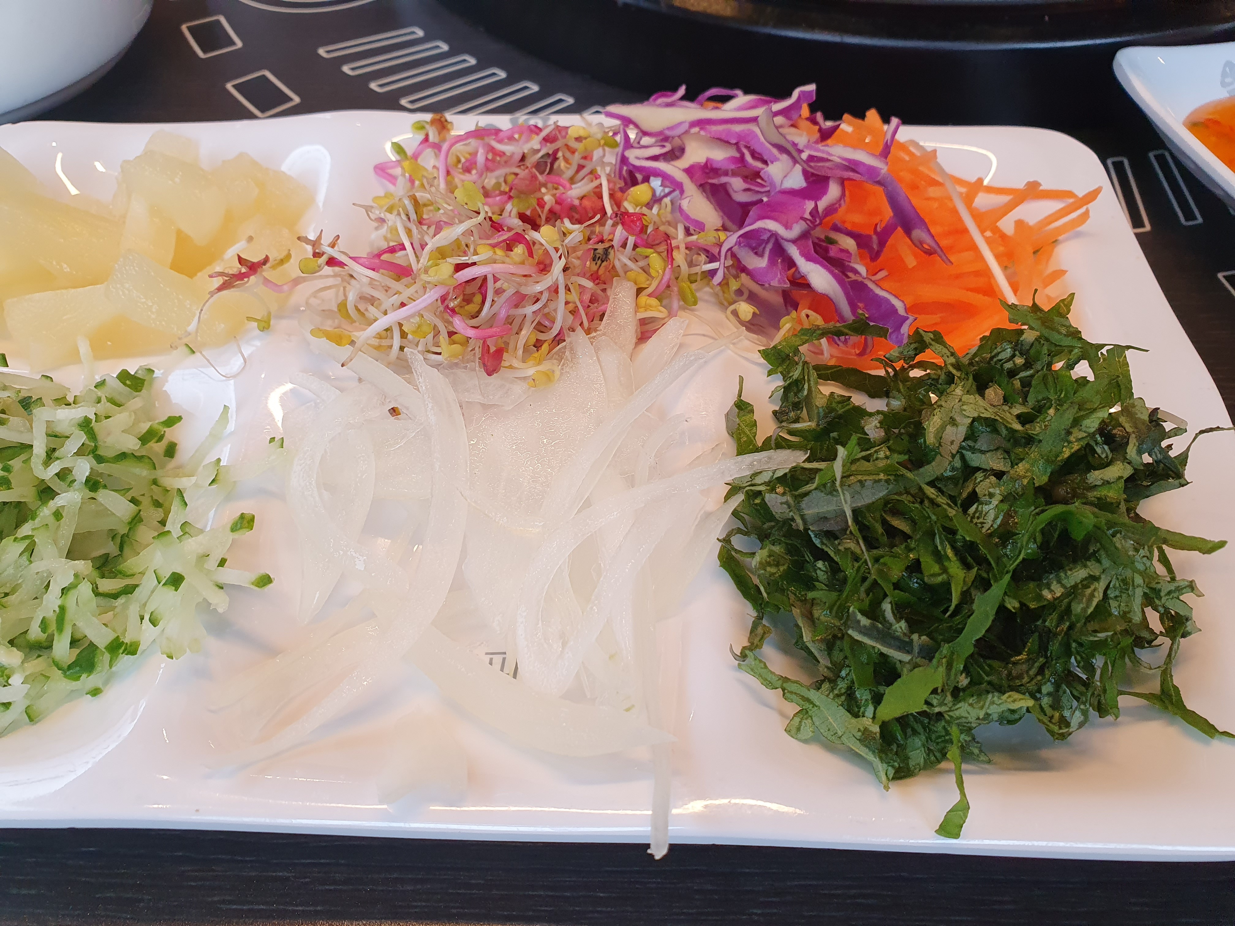 페이퍼안에 싸먹는 야채와 육수맛 좋구요..리필용 야채 푸침푸침, 샤브용 국수.떡.유브.야채