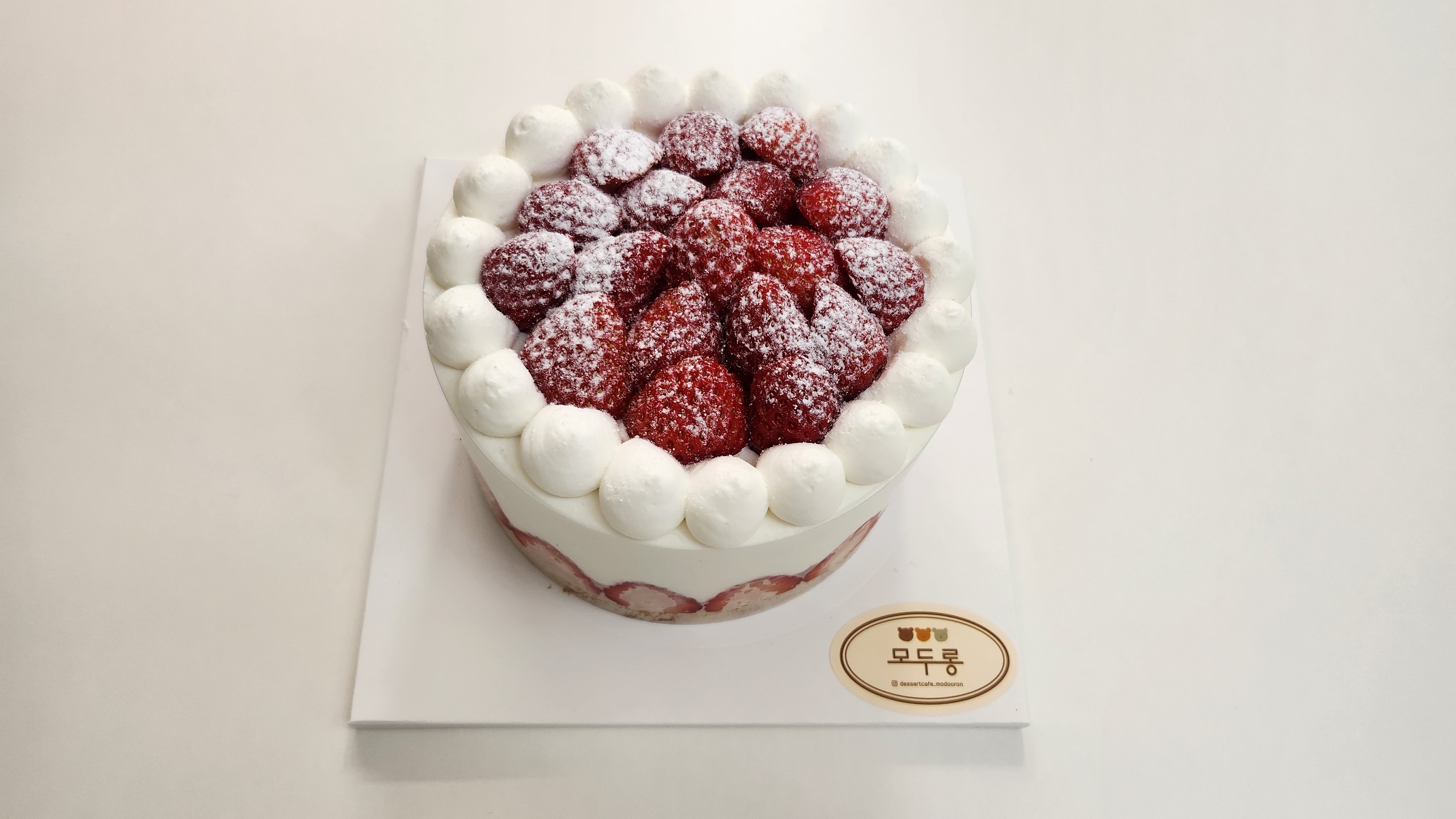 싱싱한 딸기와 케잌의 절묘한 맛이예요~~ - 하이원 맛집 디저트카페 모두롱 메이힐스점