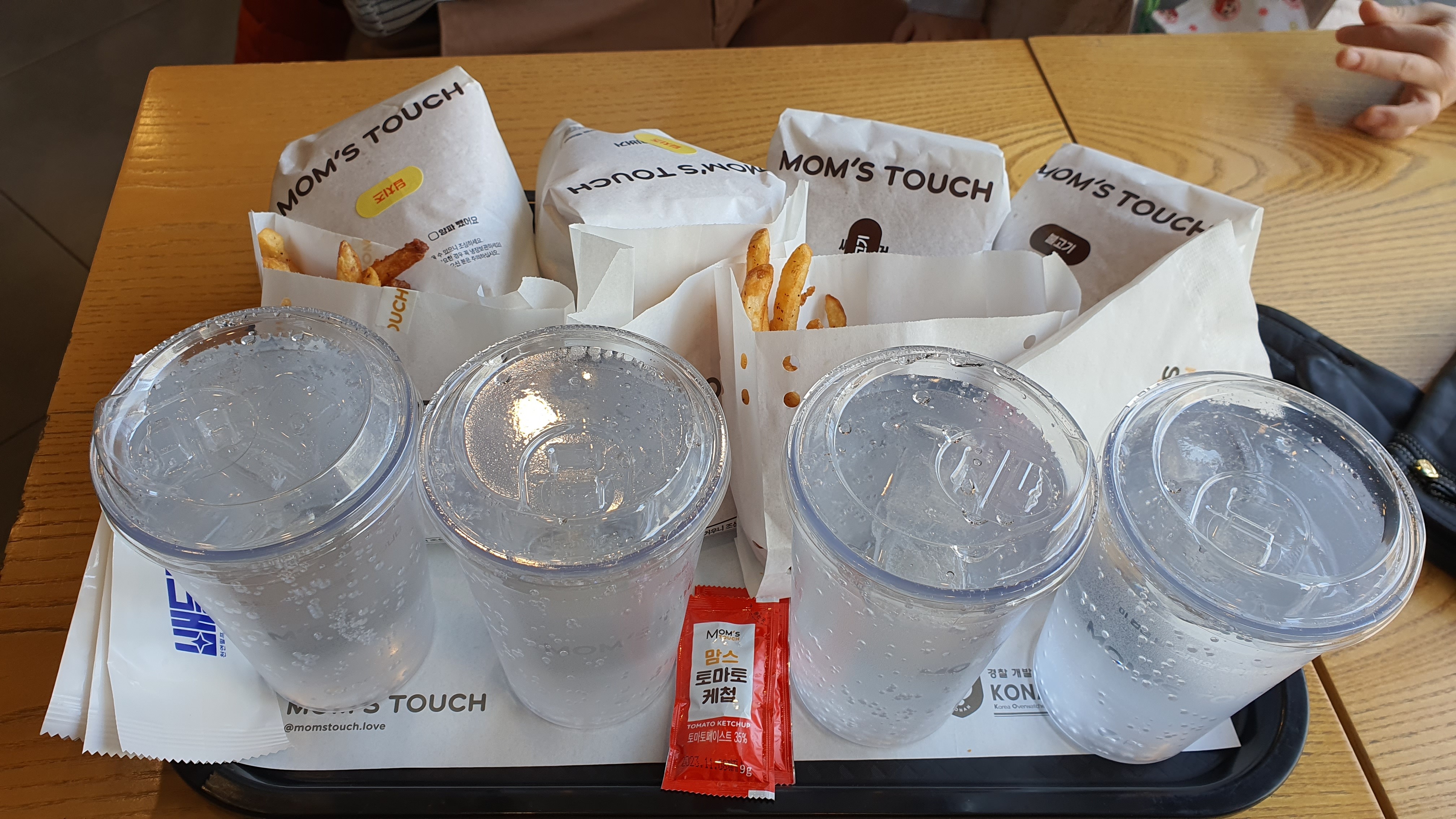 딥치즈버거, 불고기버거 주문했습니다. 딥치즈버거는 생각보다 맛이 자극적이디 않아서 상하이